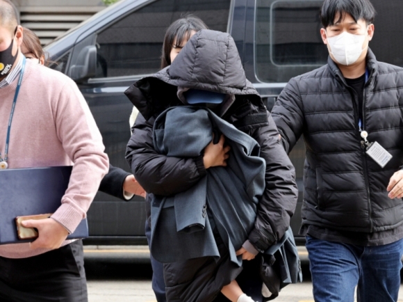 배우 고(故) 이선균씨를 협박해 금품을 뜯은 혐의를 받는 전직 영화배우 B씨가 28일 인천 미추홀구 인천지법에서 열린 구속 전 피의자 심문(영장실질심사)에 출석하고 있다. 2023.12.28 뉴스1