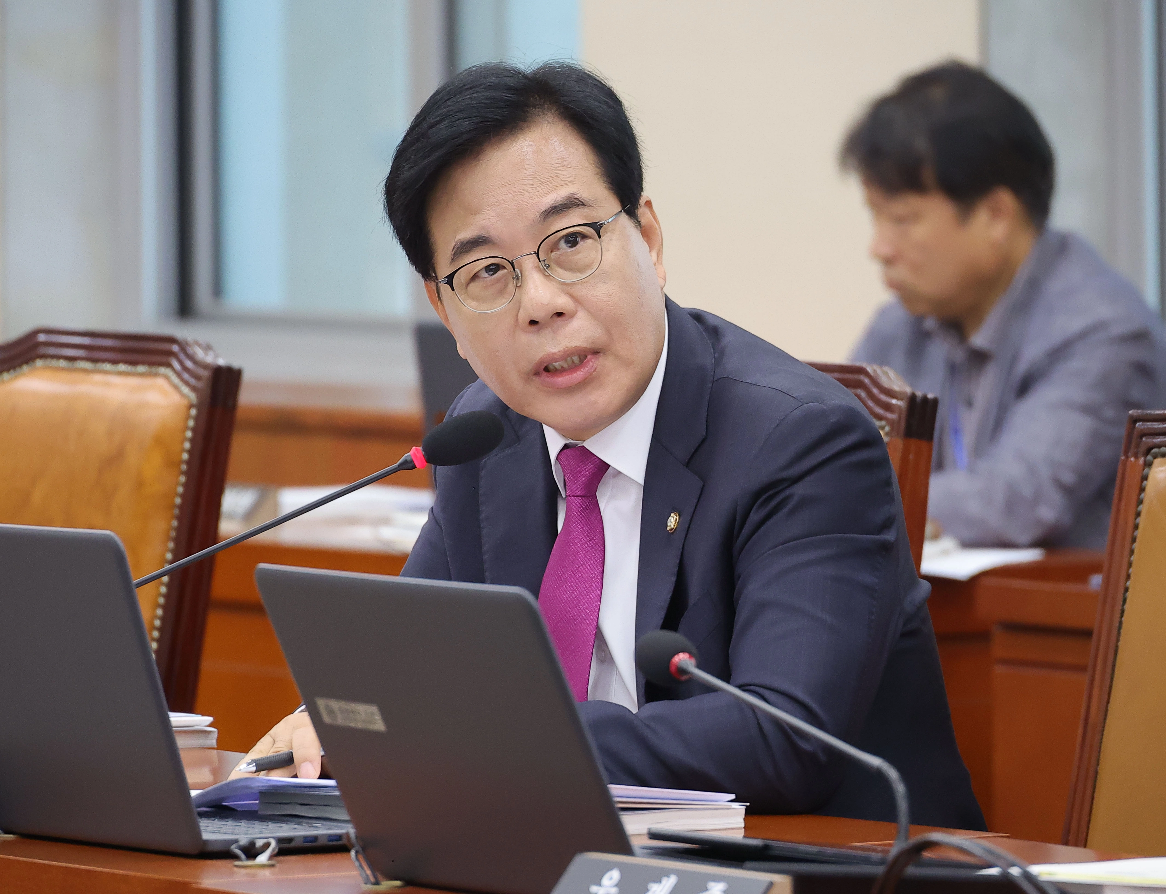 송언석 국민의힘 비상대책위원장 겸 원내대표가 16일 서울 여의도 국회 환경노동위원회에서 열린 김영훈 고용노동부 장관 후보자 인사청문회에 참석해 질의하고 있다. 2025.7.16 연합뉴스
