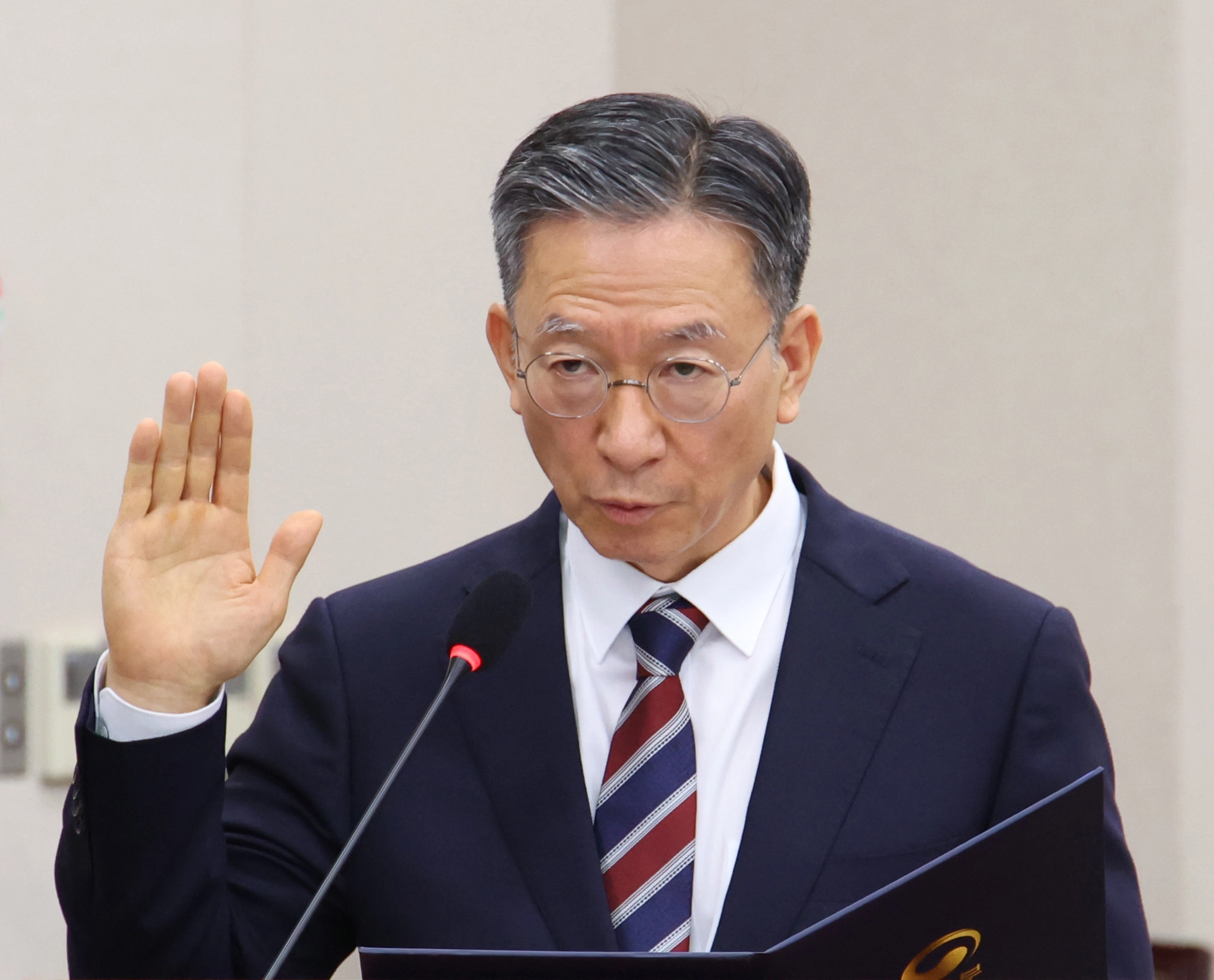 정성호 법무부 장관 후보자가 16일 서울 여의도 국회 법제사법위원회에서 열린 인사청문회에서 선서를 하고 있다. 2025.7.16 뉴시스
