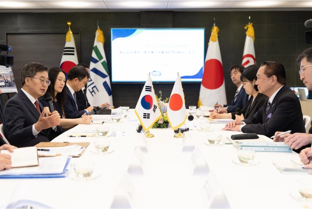 16일 오전 도담소에서 김동연 경기도지사가 일본 구로이와 유지 가나가와현 지사 및 대표단과 면담을 하고 있다. (경기도 제공)