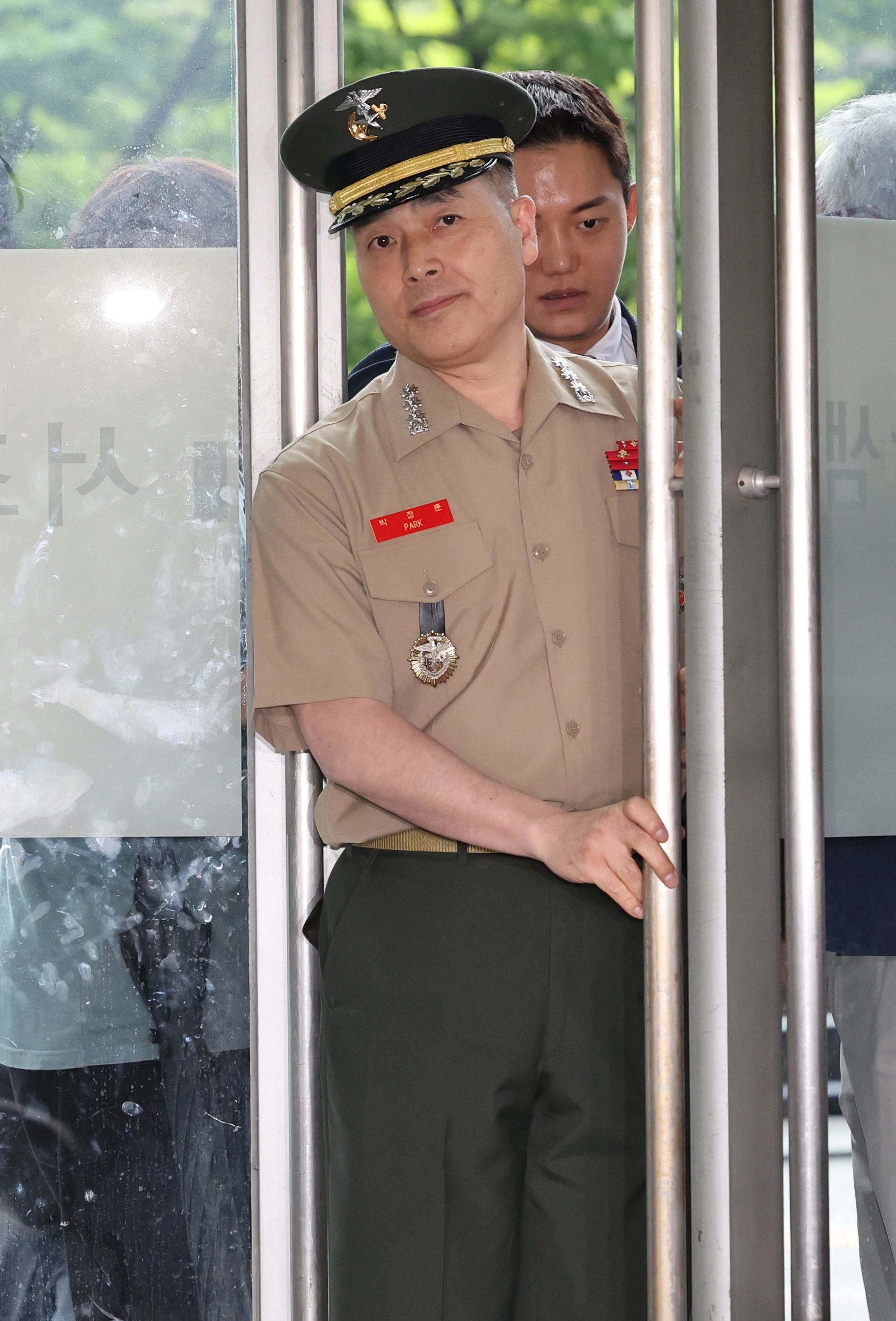 김건희 여사의 공천 개입 관련 의혹 등을 수사 중인 김건희 특검과 해병대 순직사건 외압 의혹을 수사하는 채해병 특검이 16일 관련 의혹을 폭로한 강혜경 전 미래한국연구소 부소장과 박정훈 해병대 수사단장(대령)을 각각 소환 조사했다. 사진은 이날 서울 서초구 채해병 특검 사무실로 들어오고 있는 박 대령.
연합뉴스