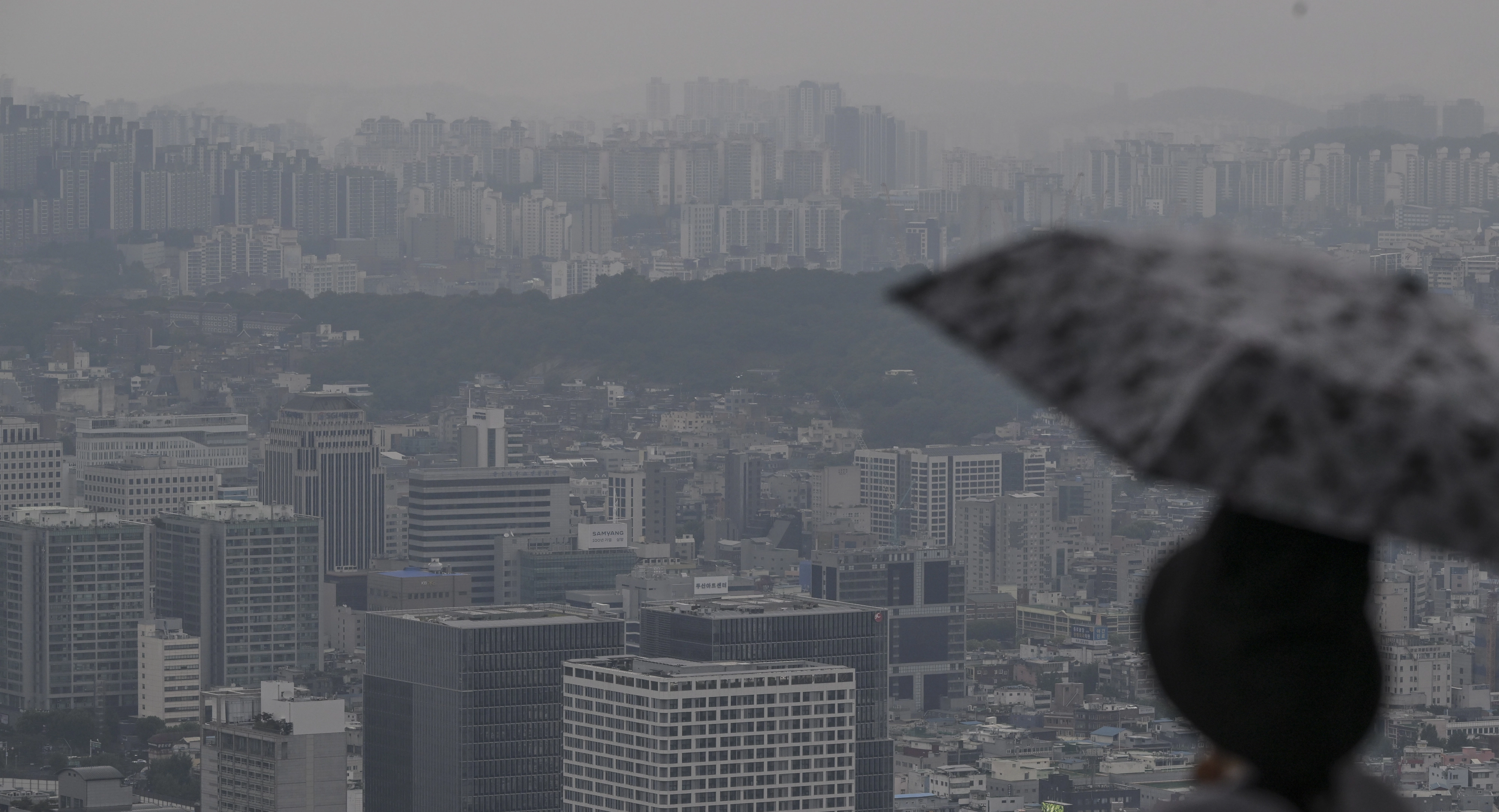 중부지방 일부에 호우주의보가 내린 16일 서울 중구 남산에서 바라본 서울 도심이 비구름으로 인해 뿌옇게 보이고 있다. 2025.7.16 이지훈 기자