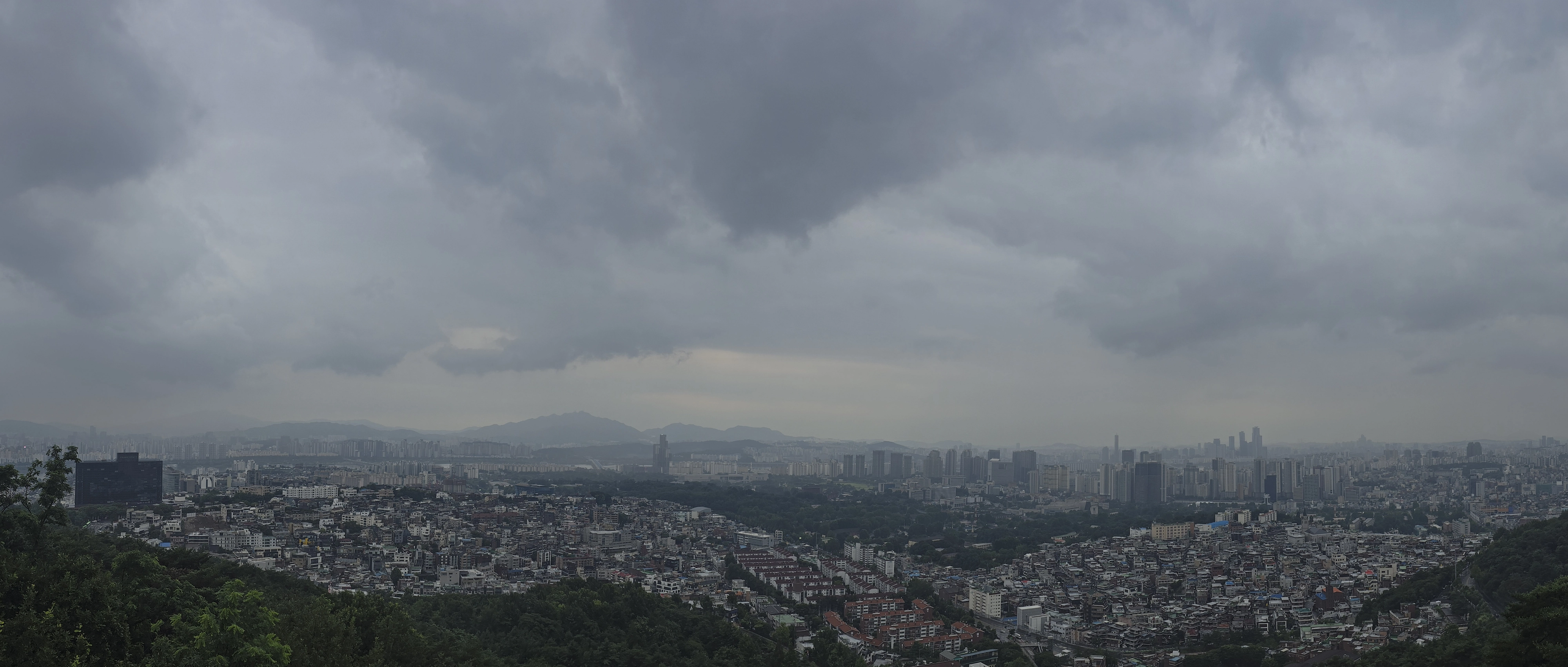 16일 서울 중구 남산에서 바라본 서울 도심이 비구름으로 뒤덮여 있다. 기상청은 이날 오후 5시부터 서울 전역에 호우주의보를 발령했다. 이날부터 이틀간 수도권에는 최대 200mm의 비가 내릴 것으로 예보됐다. 2025.7.16 이지훈 기자