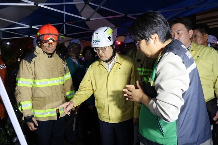 김동연 경기도지사가 16일 오산시 가장동 가장교차로 인근 옹벽 붕괴 사고 현장을 찾아 상황을 보고받고 있다. 경기도 제공
