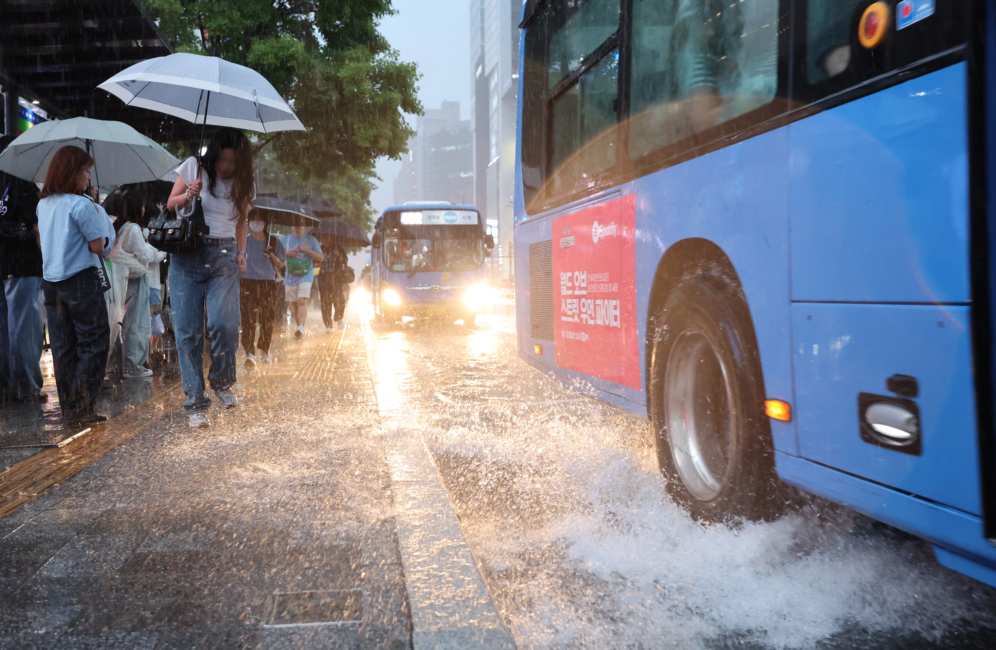 물바다 된 강남… 험난한 퇴근길  서울에 호우주의보가 발령된 16일 강남역 인근에서 퇴근길에 오른 시민들이 우산을 쓴 채 이동하고 있다. 이날부터 이틀간 충청권과 수도권에 최대 200㎜의 집중 호우가 예보되는 등 전국에 많은 비가 내릴 전망이다.
연합뉴스