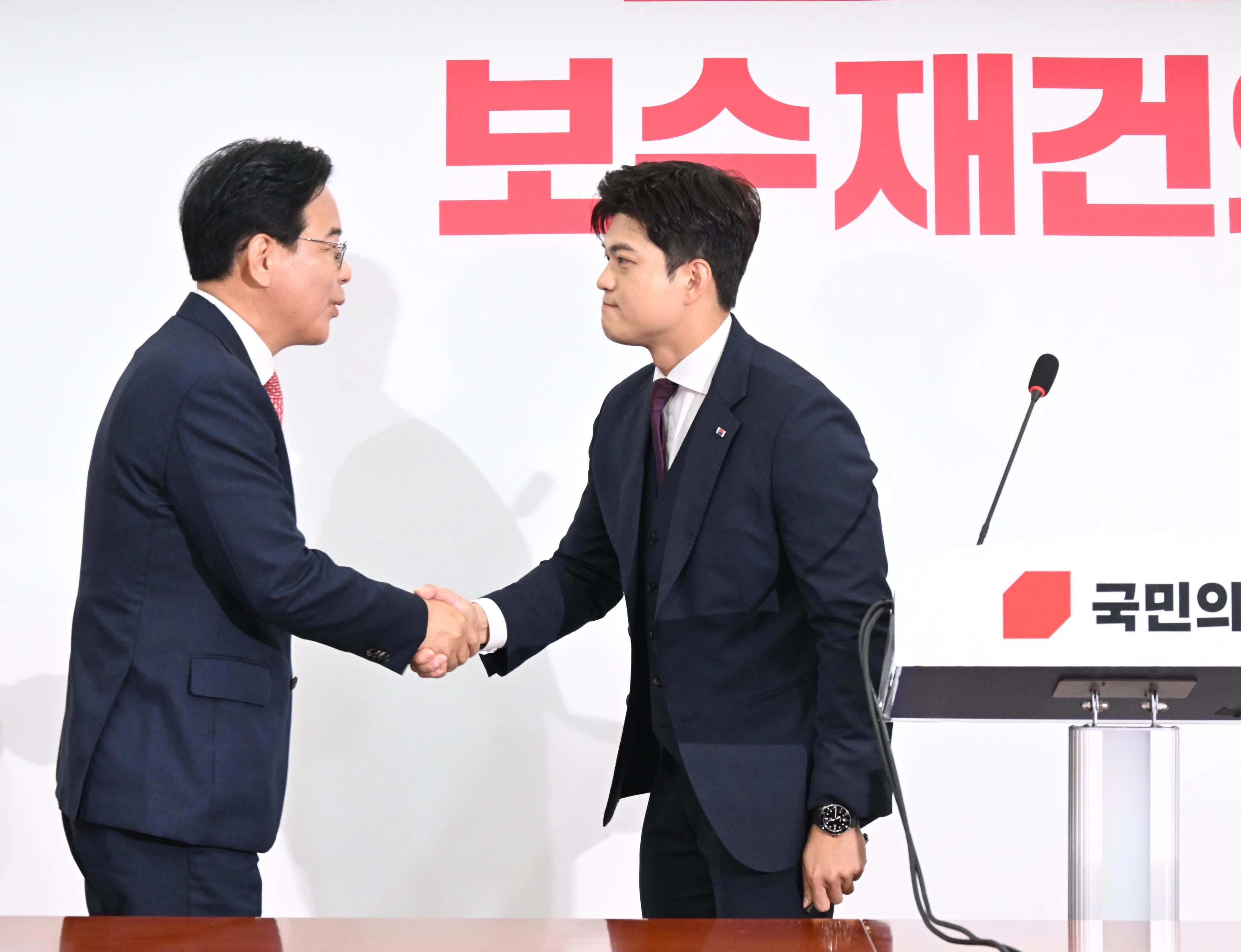 김용태 국민의힘 비상대책위원장이 30일 오전 서울 여의도 국회에서 퇴임 기자회견 도중 송언석 원내대표의 격려를 받고 있다. 2025.6.30안주영 전문기자