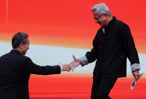 젠슨 황(오른쪽) 엔비디아 최고경영자가 16일 중국 베이징에서 열린 중국국제공급망박람회(CISCE) 행사장에 중국 전통 의상을 입고 등장해 중국어로 연설했다. 베이징 로이터 연합뉴스