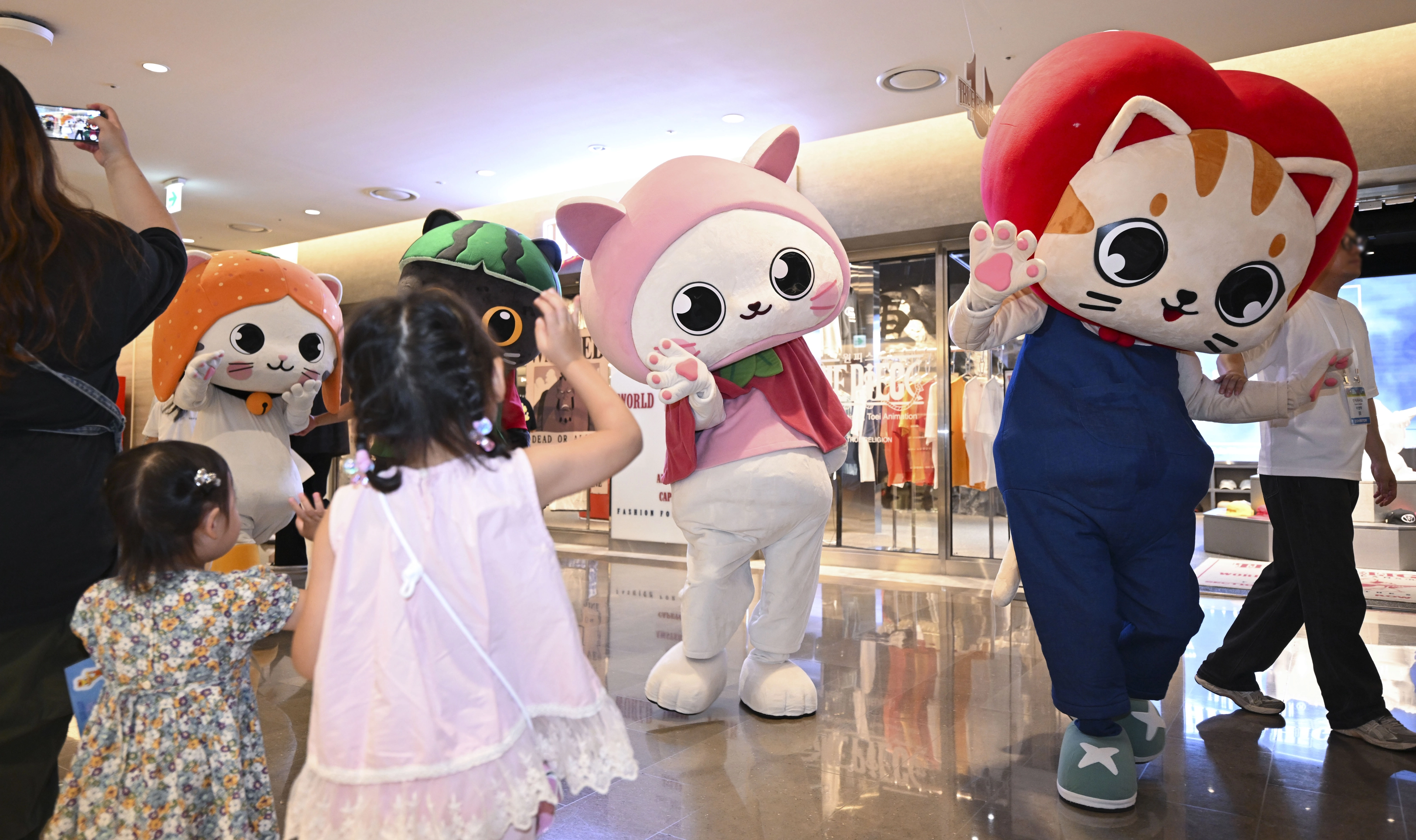 17일 서울 강남구 코엑스에서 열린 ‘캐릭터 라이선싱 페어 2025’에서 어린이들이 캐릭터 퍼레이드를 관람하며 환호하고 있다. 국내 최대 규모의 캐릭터 라이선스 전문 전시회인 ‘캐릭터 라이선싱 페어 2025’는 오는 20일까지 진행된다. 2025.7.17 이지훈 기자