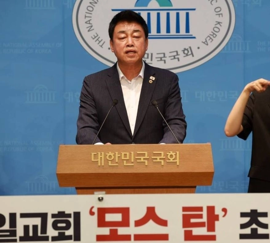 기자회견 중인 성흠제 서울시의회 더불어민주당 대표의원