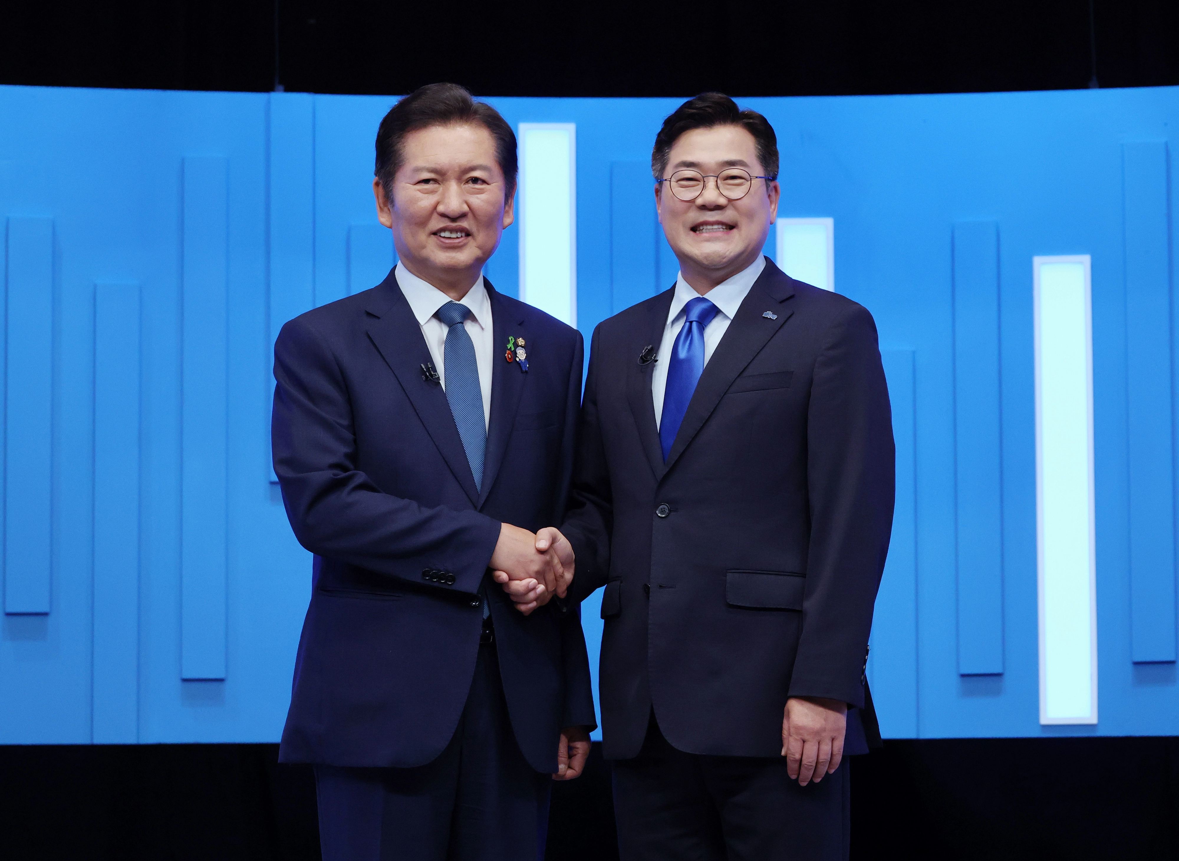정청래(왼쪽)·박찬대 더불어민주당 당대표 후보가 지난 16일 서울 양천구 목동 SBS에서 열린 TV토론회에 앞서 기념촬영을 하고 있다. 2025.07.16. 뉴시스