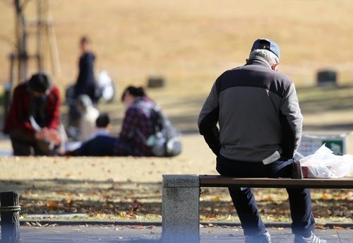 일본 도쿄의 한 공원에 노인이 홀로 앉아 있다. 연합뉴스 자료사진