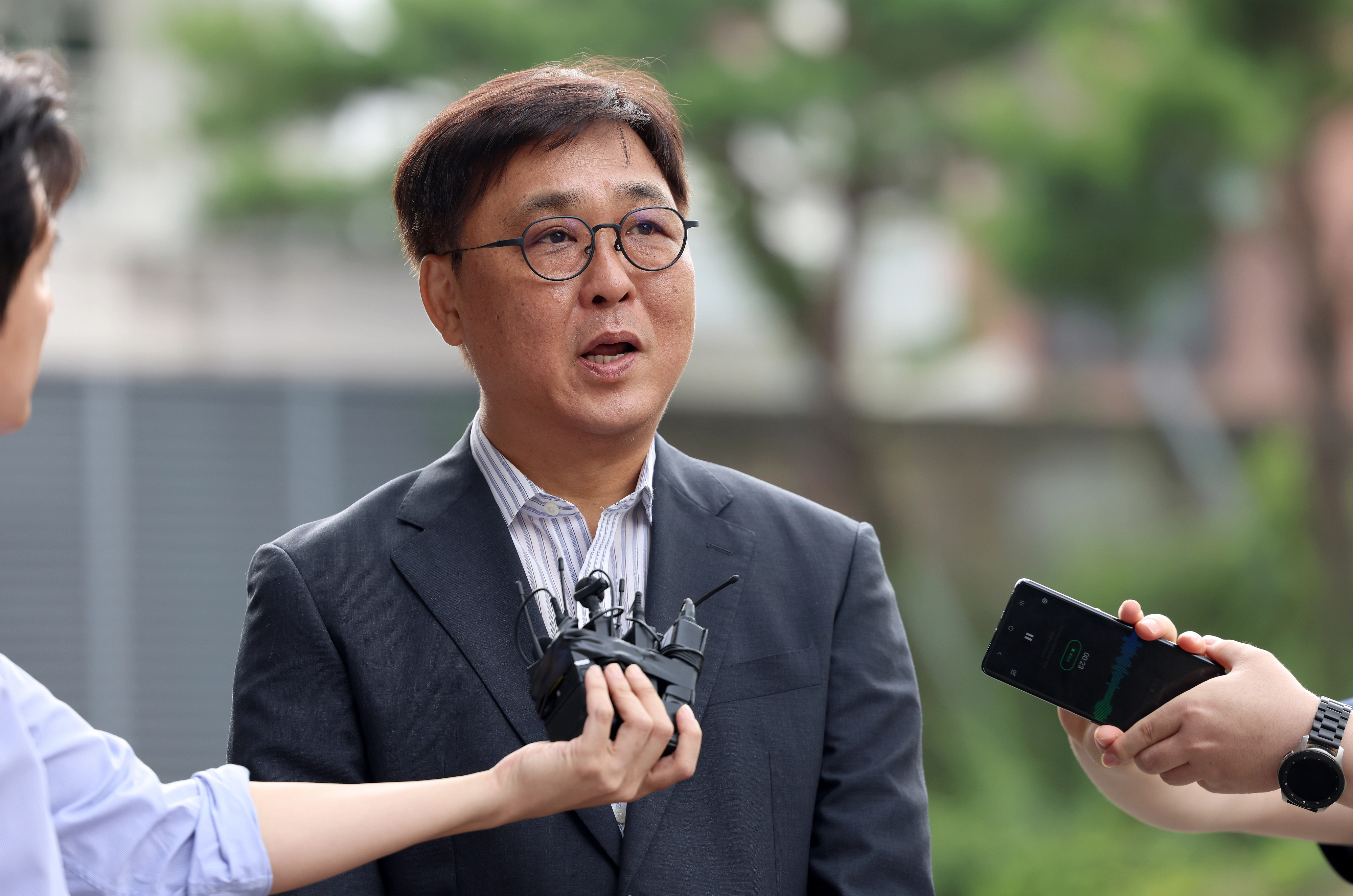최휘영 문화체육관광부 장관 후보자가 14일 서울 종로구 국립현대미술관 서울관에 마련된 인사 청문회 준비 사무실로 첫 출근하며 취재진의 질문에 답변하고 있다. 2025.7.14 문체부 제공