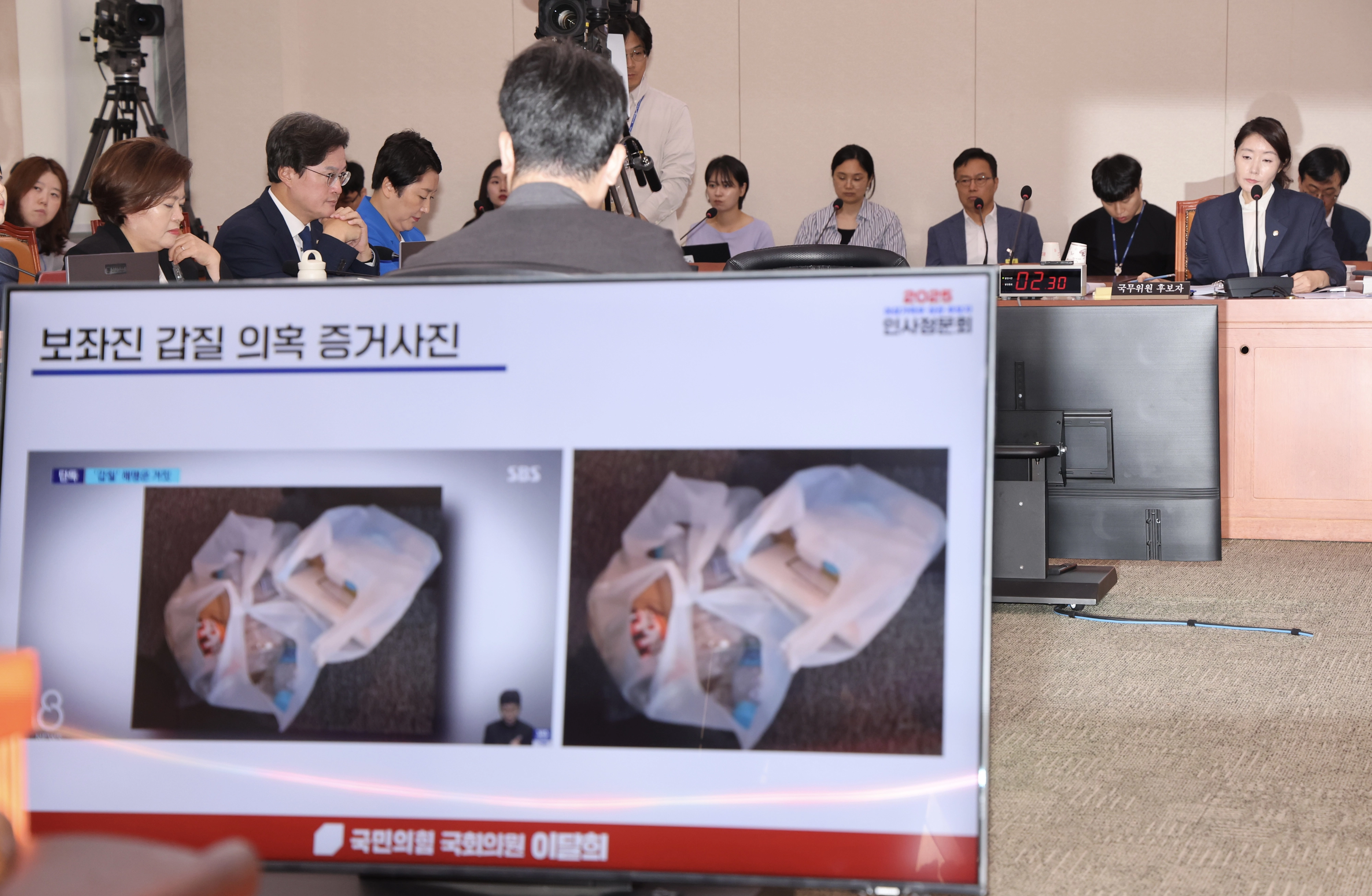 ‘갑질 논란’ 속 강선우 후보자 인사청문회  14일 국회 여성가족위원회에서 열린 강선우 여성가족부 장관 후보자 인사청문회에서 후보자 갑질 의혹 관련 내용이 화면에 송출되고 있다. 2025.7.14 뉴시스