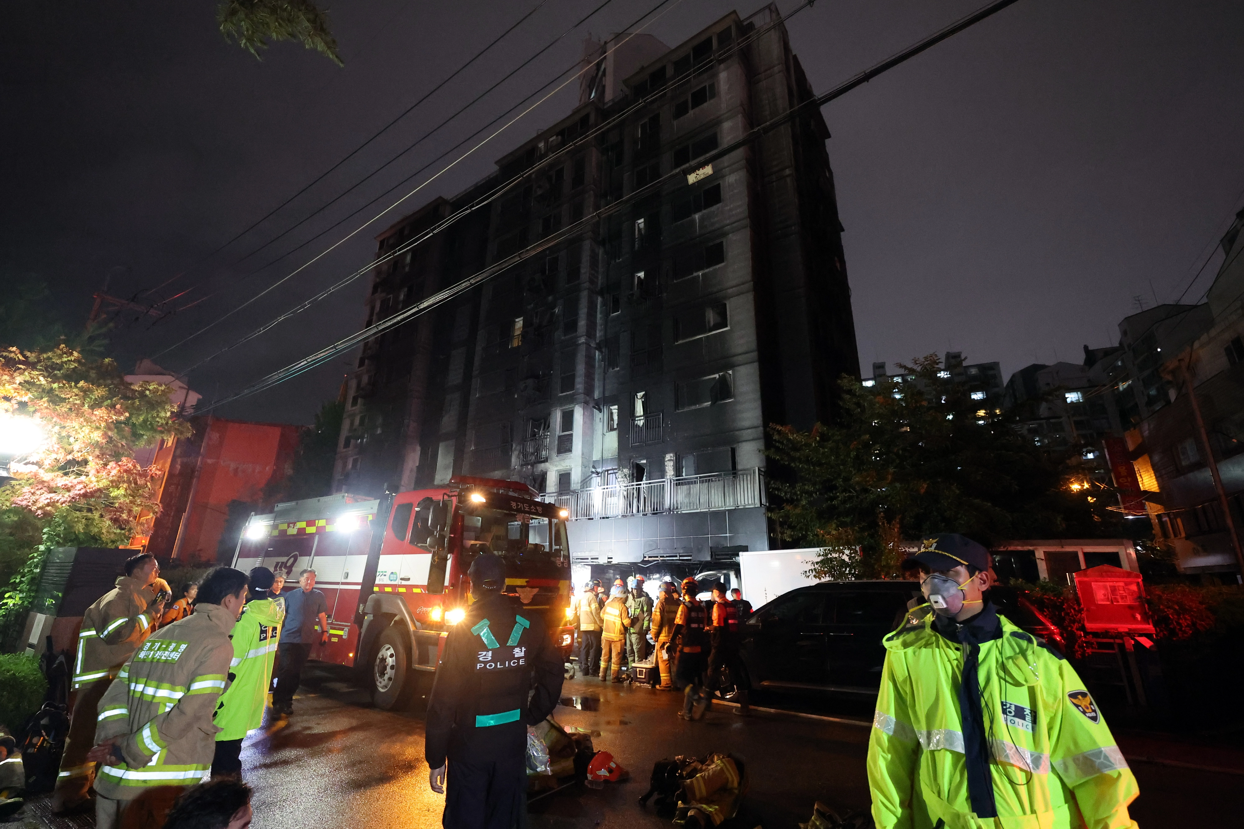 주차장에서 불이 난 광명 아파트 화재 현장  18일 소방대원이 전날 주차장에 불이 난 경기도 광명시 소하동 한 아파트에서 인명 수색하는 가운데 경찰이 현장을 통제하고 있다. 2025.7.18 연합뉴스