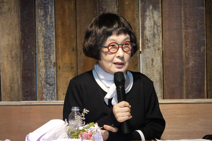 지난해 광주비엔날레에서 열린 낭독회에 참석한 김혜순 시인. 서울신문 DB