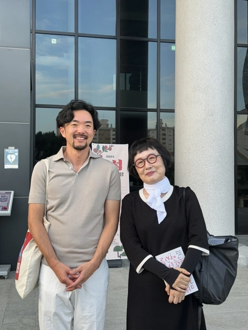 김혜순(오른쪽) 시인과 박술 번역가. 서울신문 DB