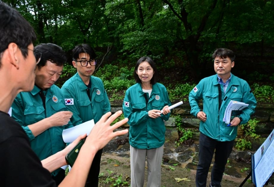 관계 공무원으로부터 호우 대비 산사태 사전조치 현황을 보고받고 있는 최호정 의장