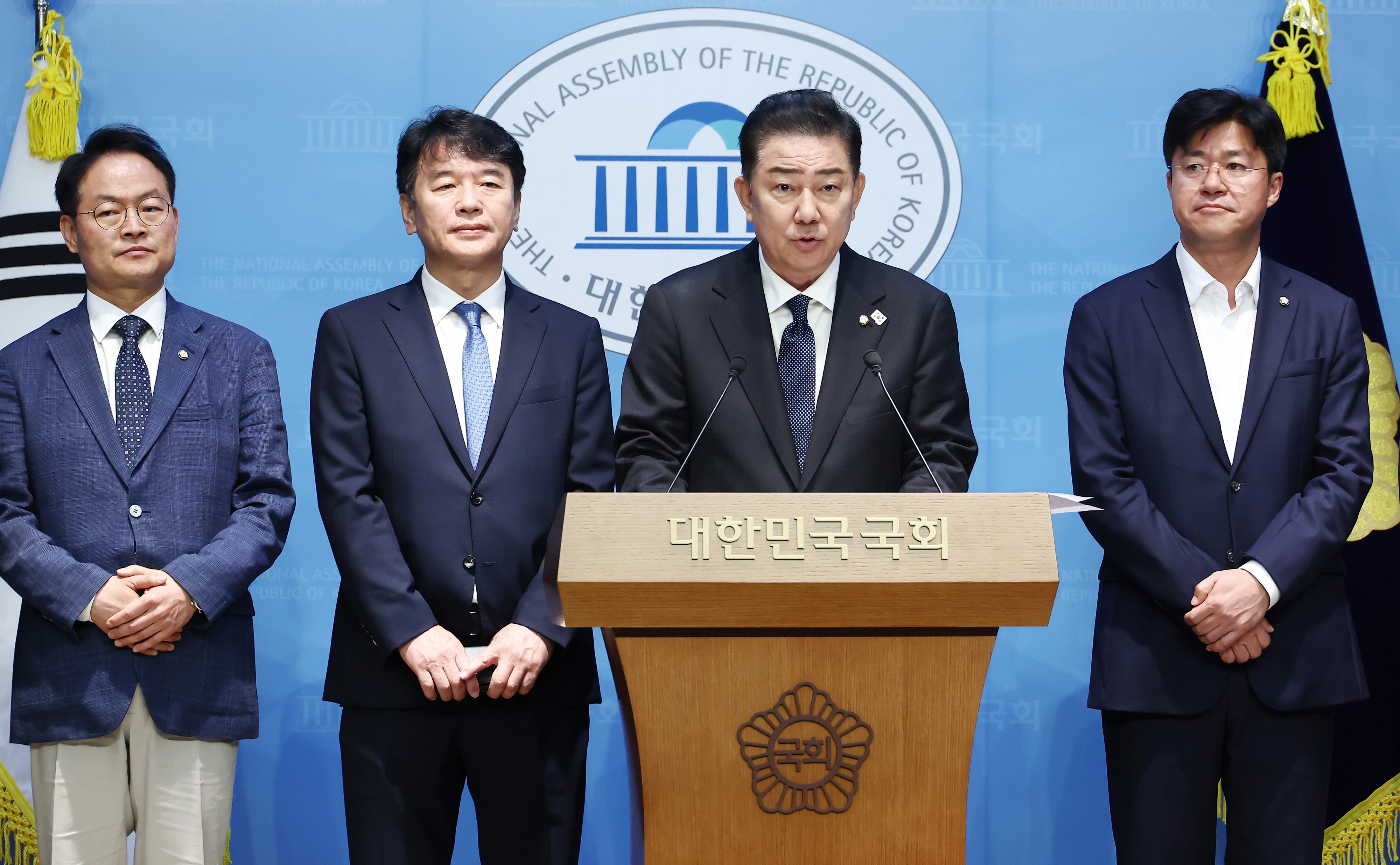 김병기 더불어민주당 신임 원내대표가 지난달 15일 오전 서울 여의도 국회 소통관에서 신임 원내지도부 인선발표를 하고 있다. 왼쪽부터 허영 정책수석, 문진석 운영수석, 김 원내대표, 박상혁 소통수석. 뉴스1