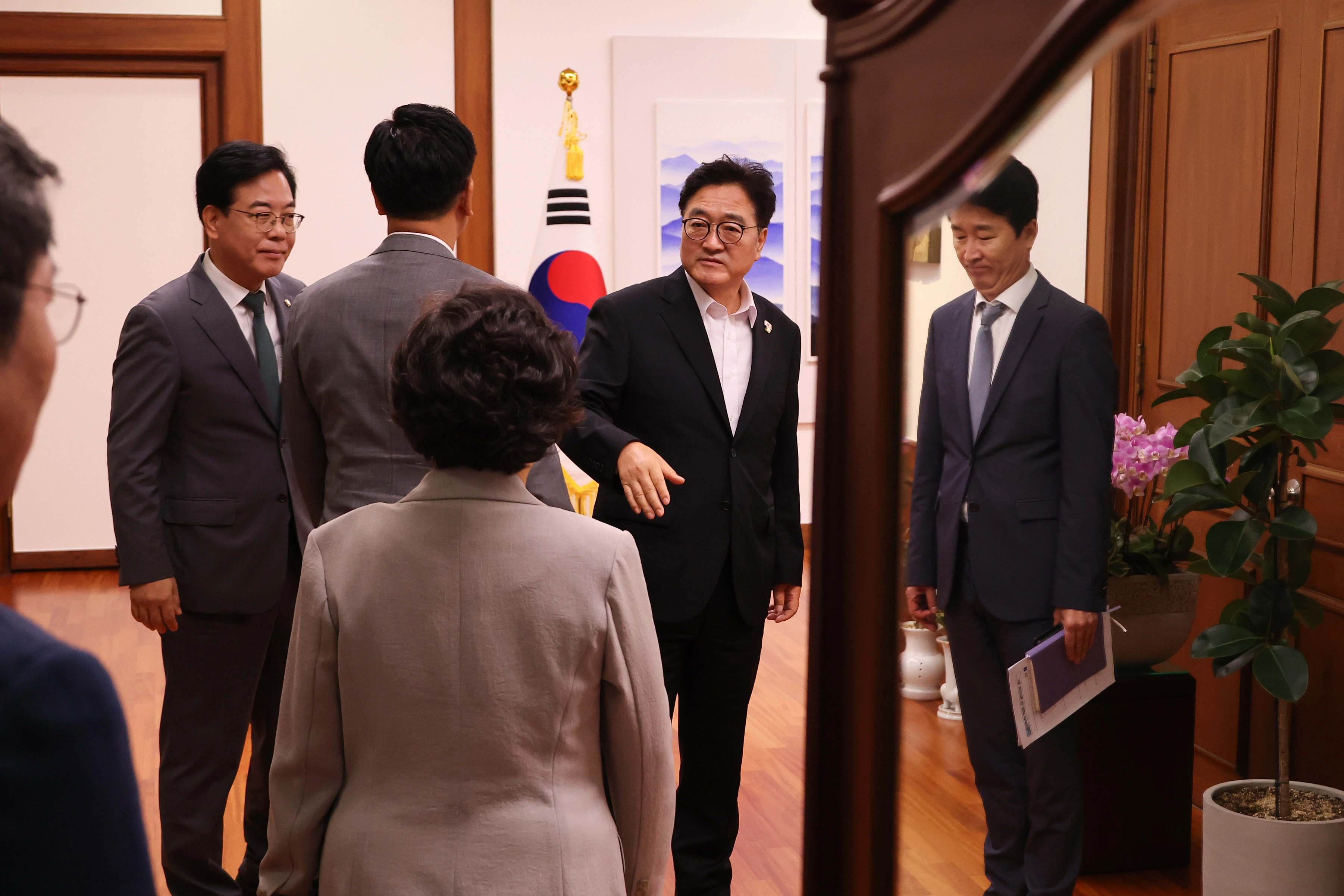 국회의장 항의 방문하는 국민의힘 원내 지도부  국민의힘 송언석 비상대책위원장 겸 원내대표를 비롯한 원내 지도부가 권성동 의원실 압수 수색 등에 항의하며 우원식 국회의장을 방문하고 있다. 연합뉴스