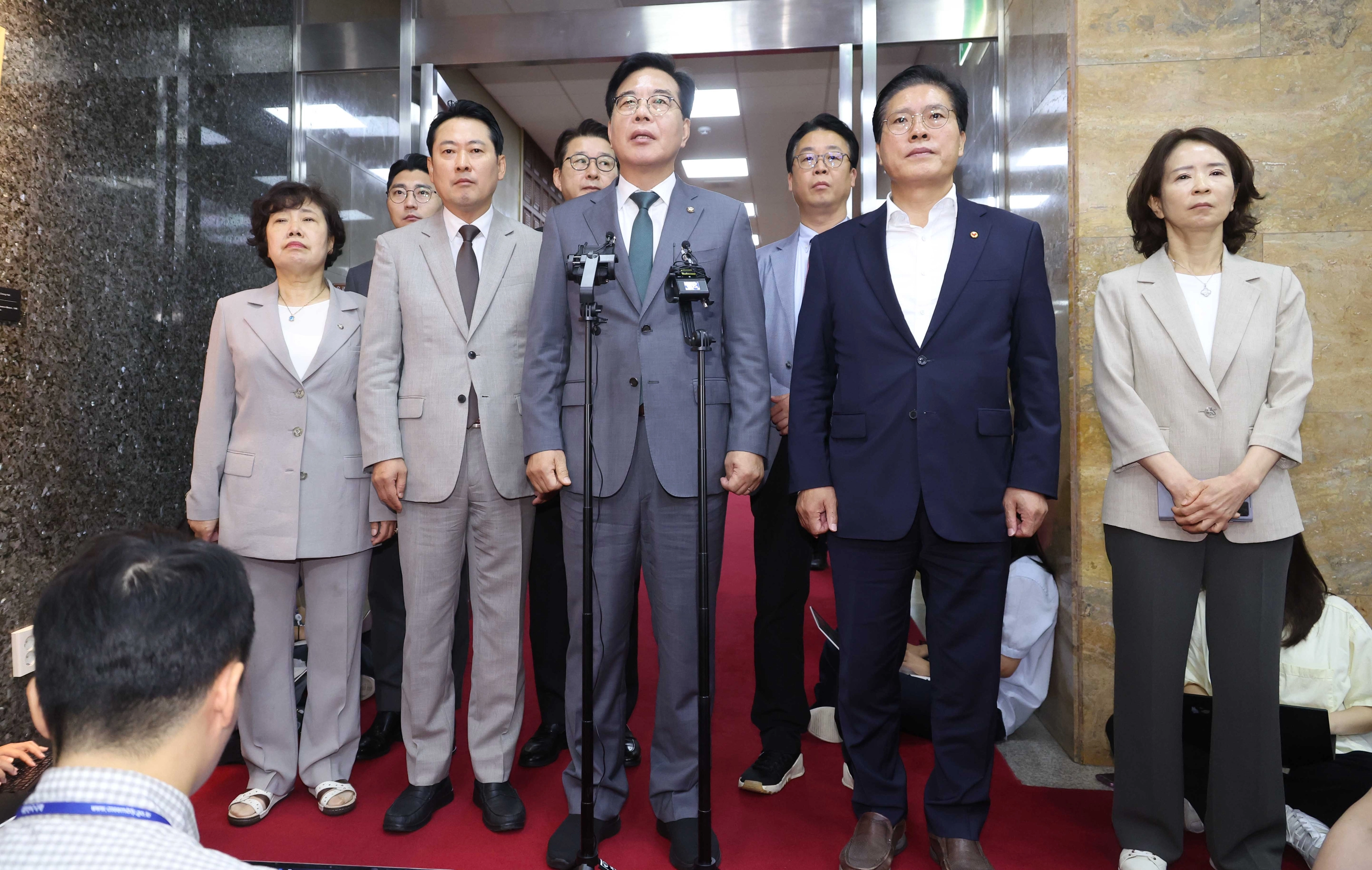 답변하는 송언석 비대위원장 겸 원내대표  송언석 국민의힘 비상대책위원장 겸 원내대표와 법사위원들이 18일 오전 서울 여의도 국회의장실 앞에서 ‘무차별적 압수수색 영장남발 협조’ 관련 항의방문을 마치고 취재진의 질문에 답변하고 있다. 뉴시스