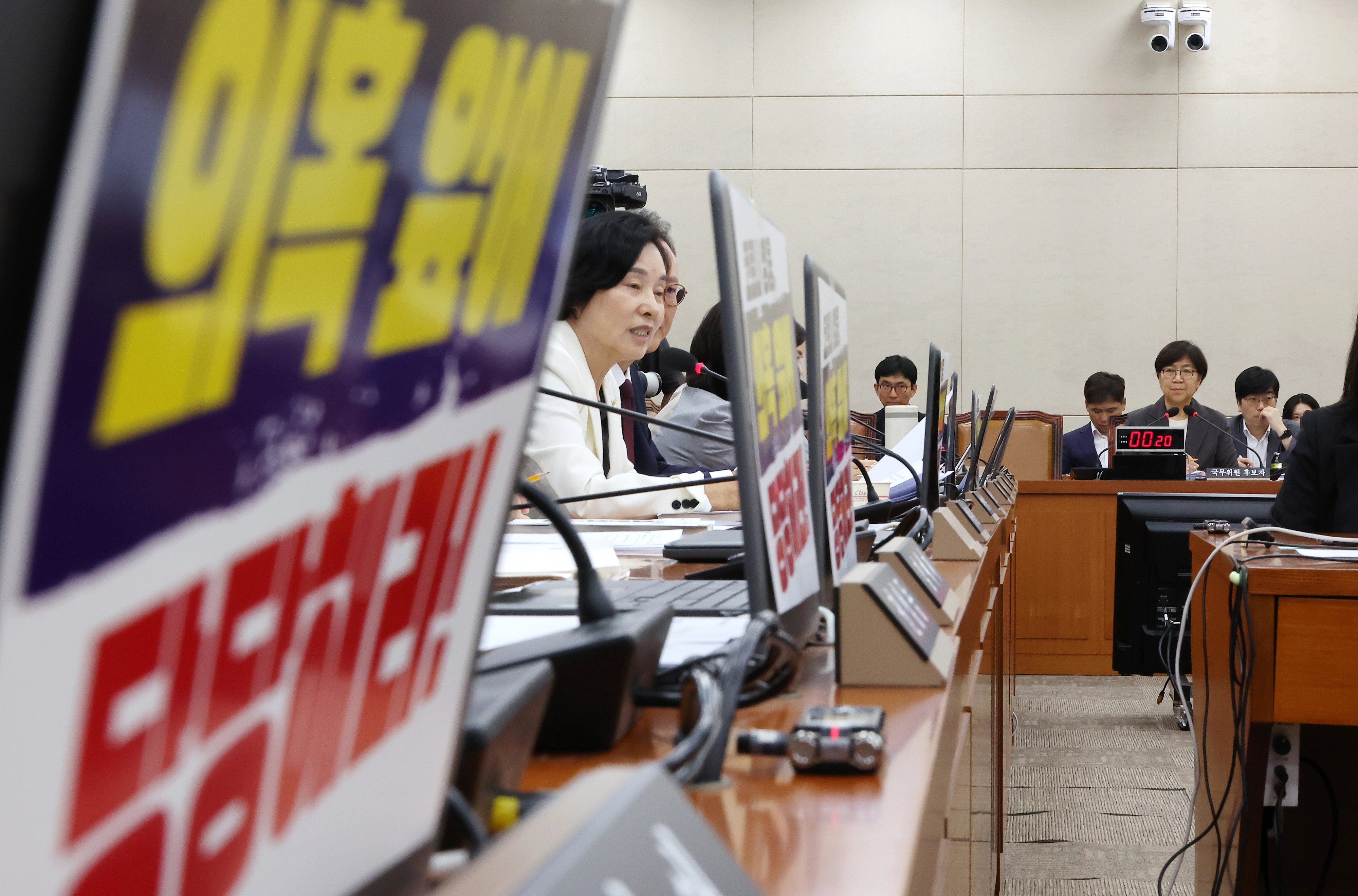 의원 질의 경청하는 정은경 복지부 장관 후보자  정은경 보건복지부 장관 후보자(오른쪽)가 18일 국회 보건복지위원회에서 열린 인사청문회에서 의원 질의를 경청하고 있다. 연합뉴스