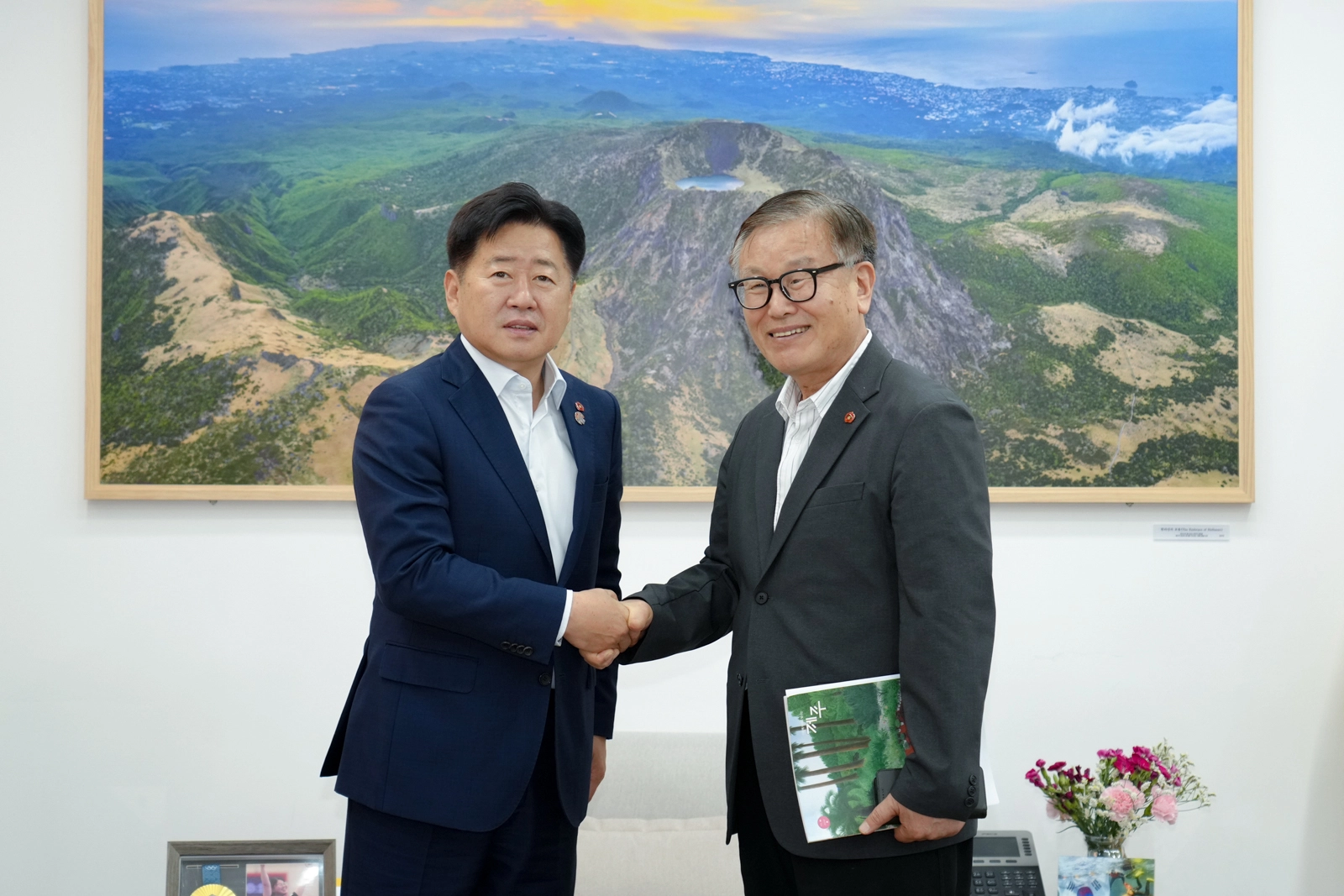 오영훈 제주지사가 18일 도청에서 진실·화해위 허상수 비상임위원과 면담을 갖고 악수를 나누고 있다. 제주도 제공