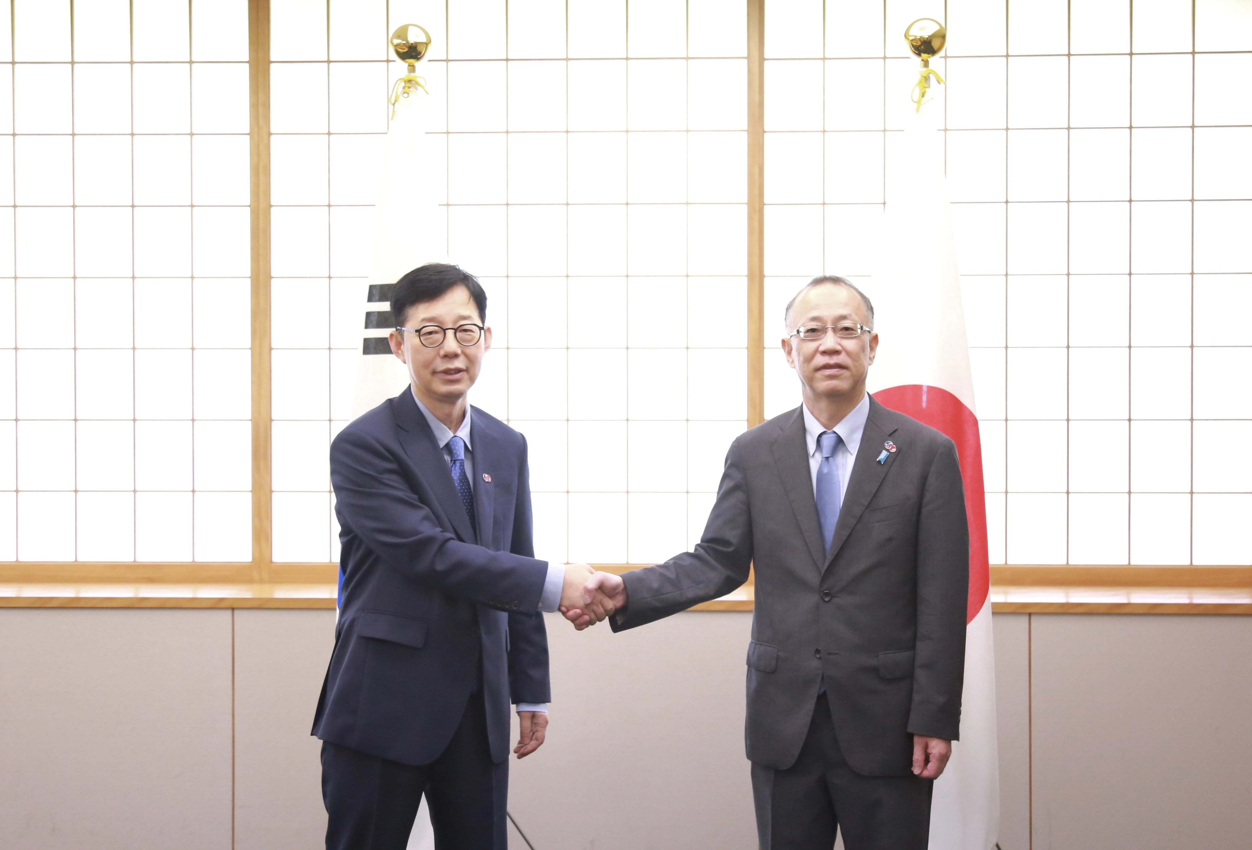 박윤주(왼쪽) 외교부 제1차관이 18일 일본 도쿄에서 열린 한일 외교차관회담에서 후나코시 다케히로 일본 외무성 사무차관과 기념 촬영하고 있다. 2025.7.18 외교부 제공