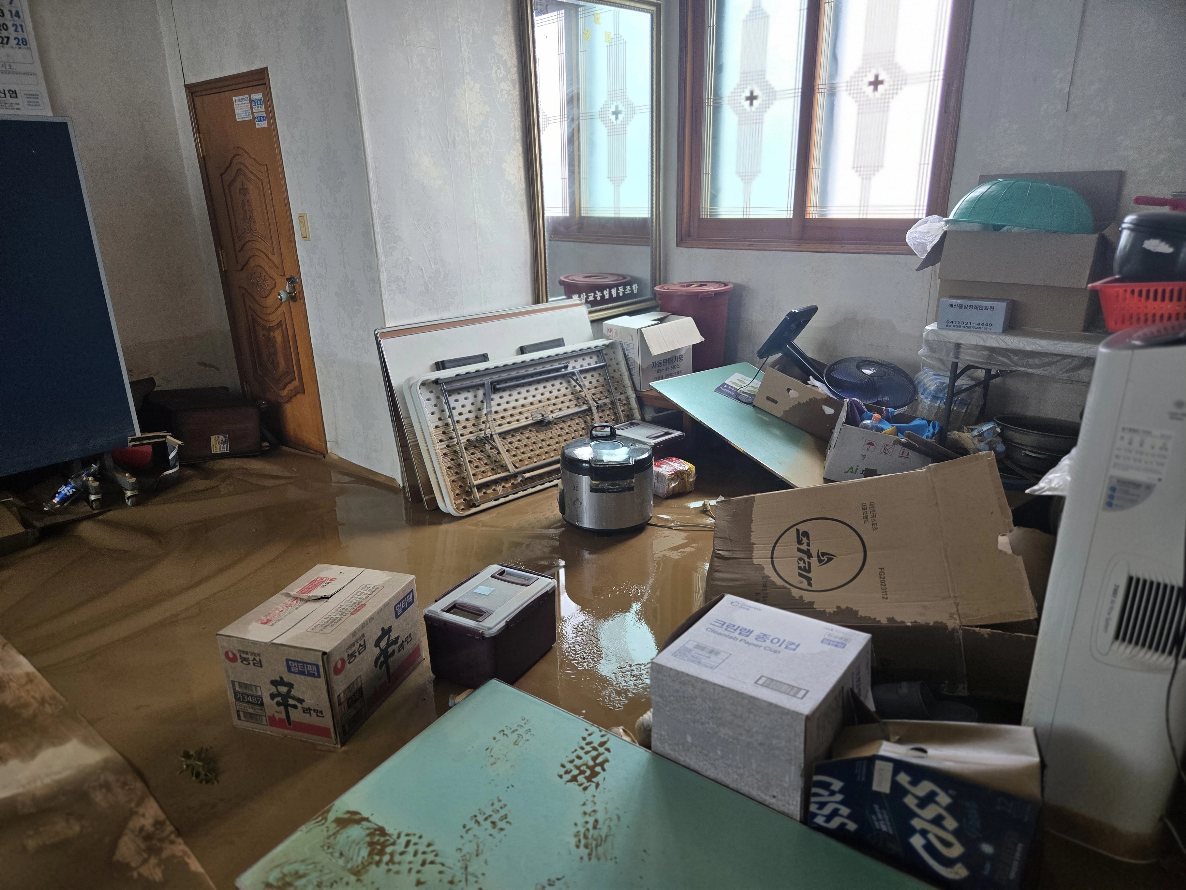 주민들의 우선 대피처인 예산군 삽교읍 하포2리 경로당 내부까지 침수 피해를 입었다. 이종익 기자