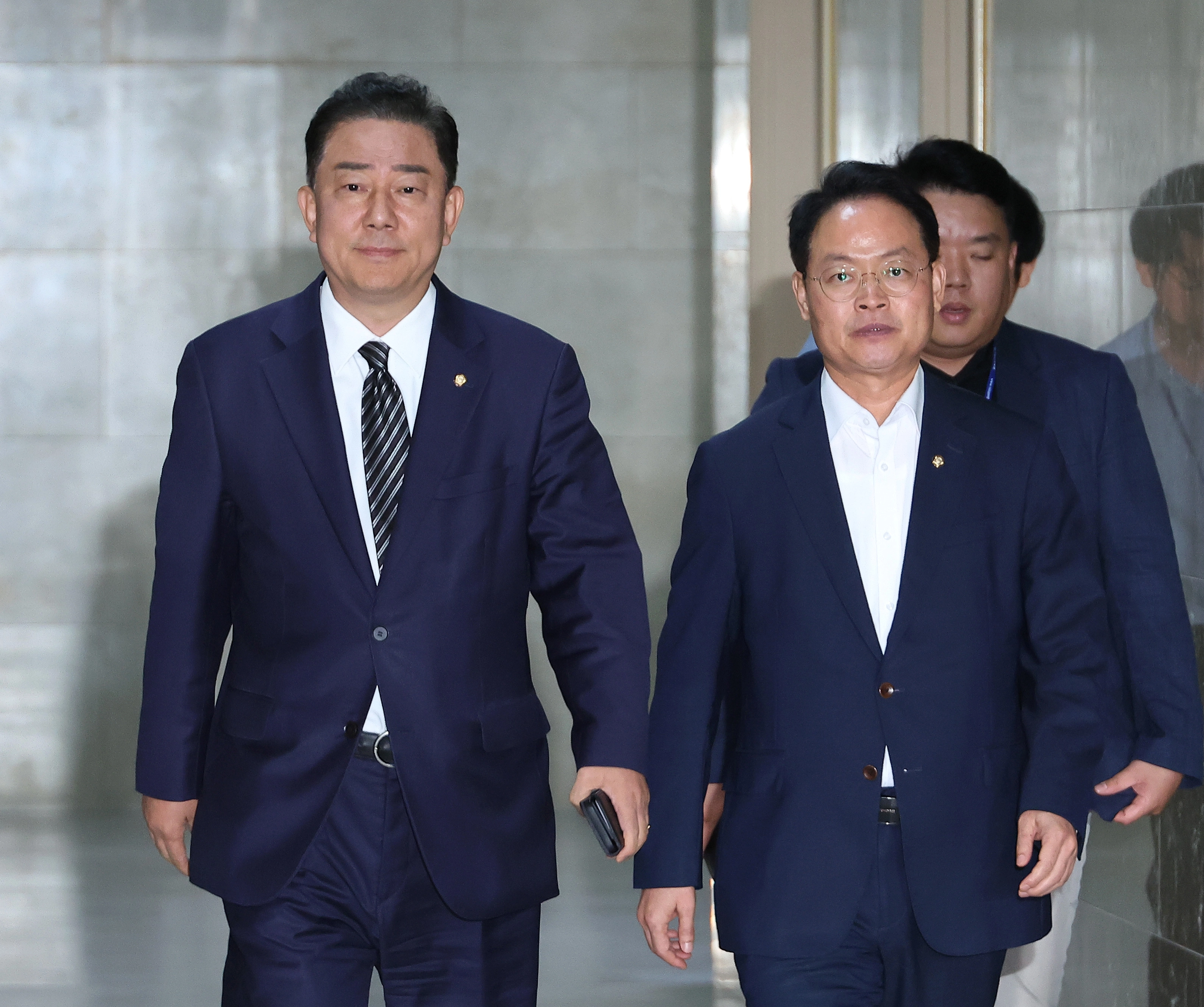 여야 회동 위해 이동하는 김병기 당 대표 직무대행 겸 원내대표  더불어민주당 김병기 당 대표 직무대행 겸 원내대표가 18일 국회에서 장관 후보자들의 인사청문 보고서 채택 논의 등과 관련해 국민의힘 송언석 비대위원장 겸 원내대표와 회동하기 위해 이동하고 있다. 오른쪽은 허영 정책수석부대표. 연합뉴스