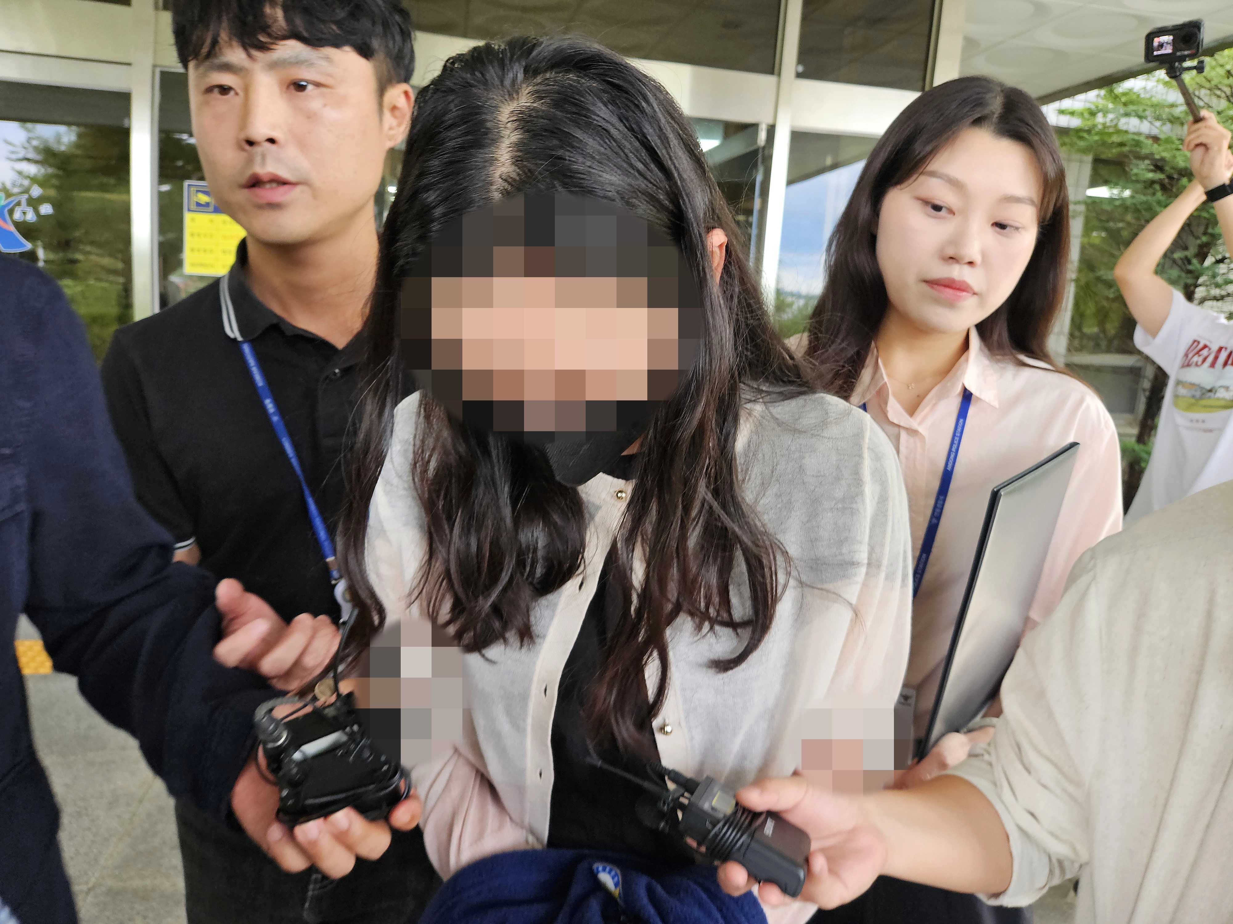 시험기간 중 학교에 무단 침입한 혐의(건조물 침입 등)로 구속 영장이 청구된 전직 기간제 교사 C(30대)씨가 14일 대구지법 안동지원에서 구속 전 피의자 심문(영장실질심사)을 받은 후 이동하고 있다. 2025.7.14 연합뉴스