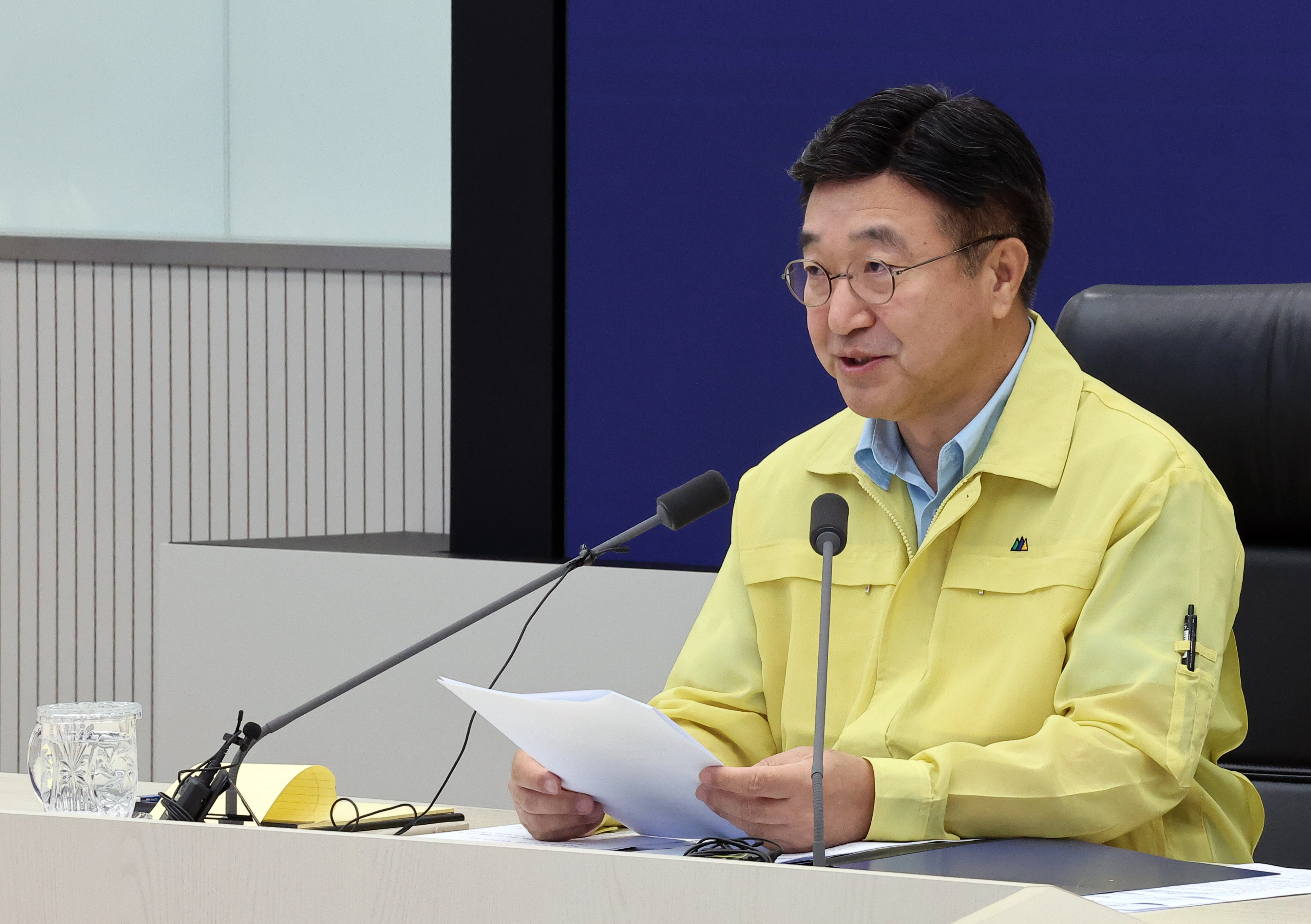윤호중 행정안전부 장관(중앙재난안전대책본부장)이 20일 정부세종청사 중앙재난안전상황실에서 열린 호우 대처 중앙재난안전대책본부 회의를 주재하고 있다. 연합뉴스