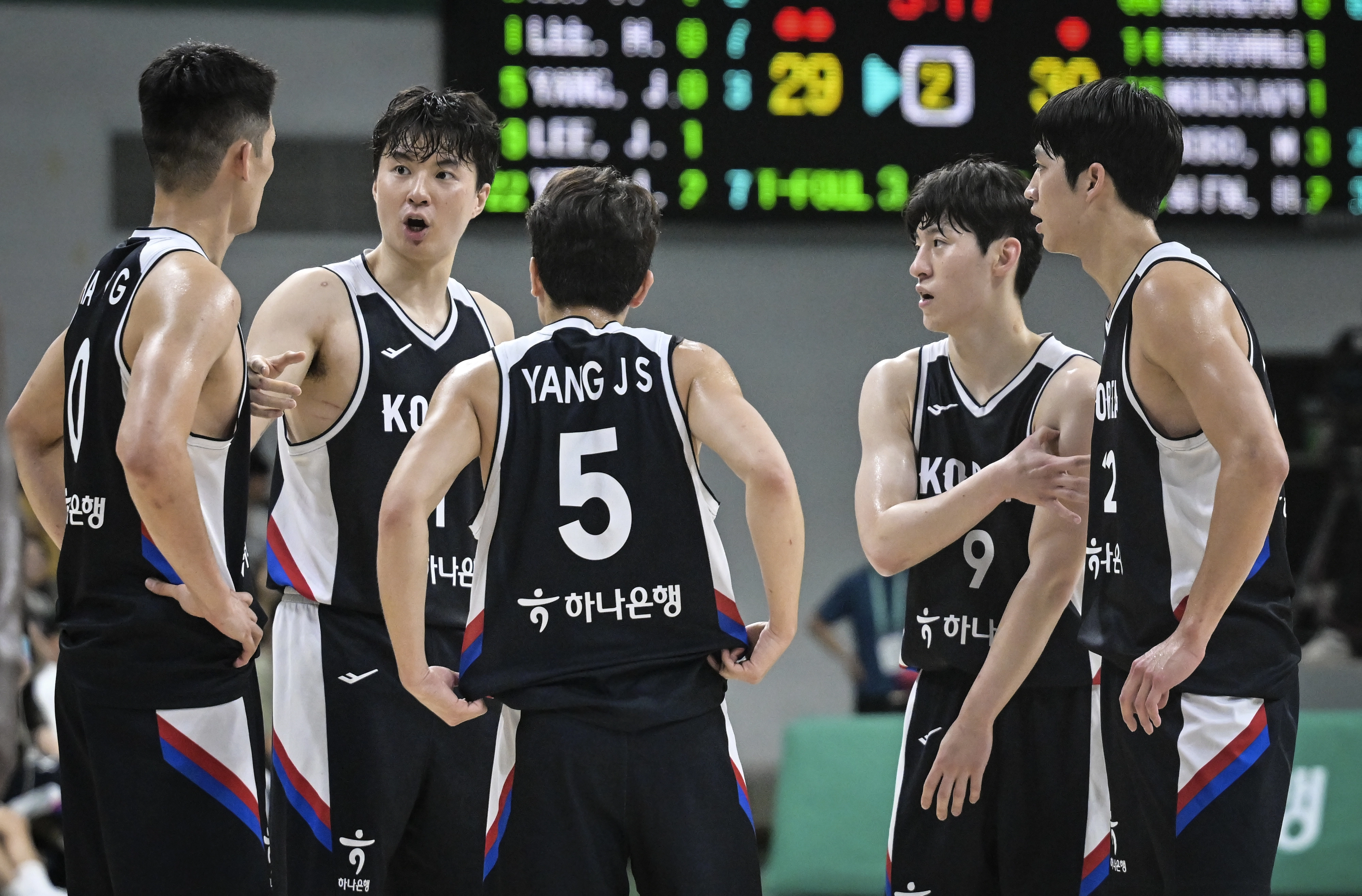 한국 농구 국가대표 이현중이 20일 안양 정관장아레나에서 열린 2025 국가대표 평가전 카타르와의 4차전에서 동료들을 독려하고 있다. 대한농구협회 제공