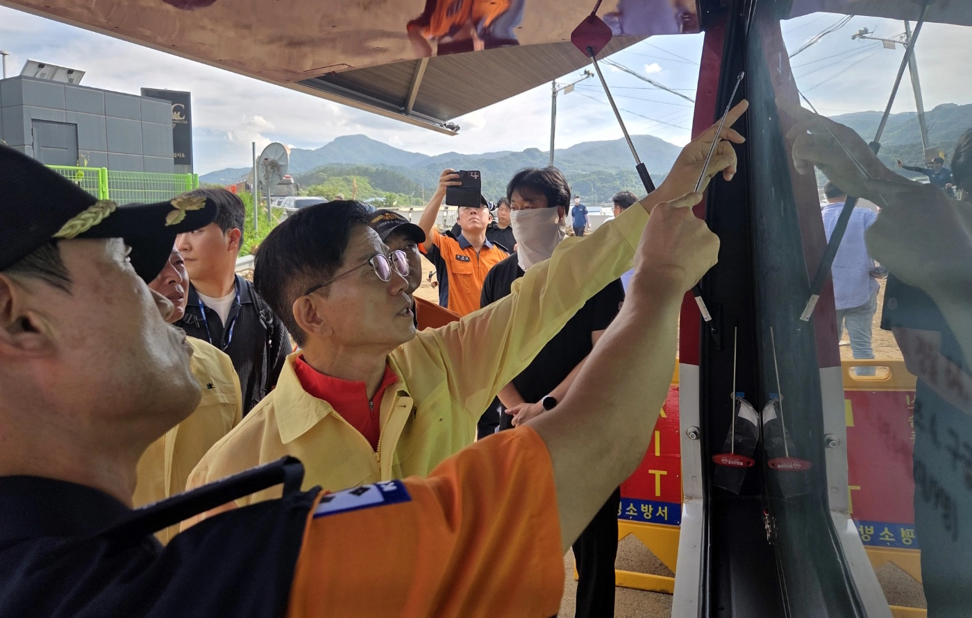 국민의힘 전 대선 후보였던 김문수 전 고용노동부 장관이 20일 경기 가평 호우 및 산사태 피해현장에서 피해상황을 살펴보고 있다. 김 전 장관 측 제공
