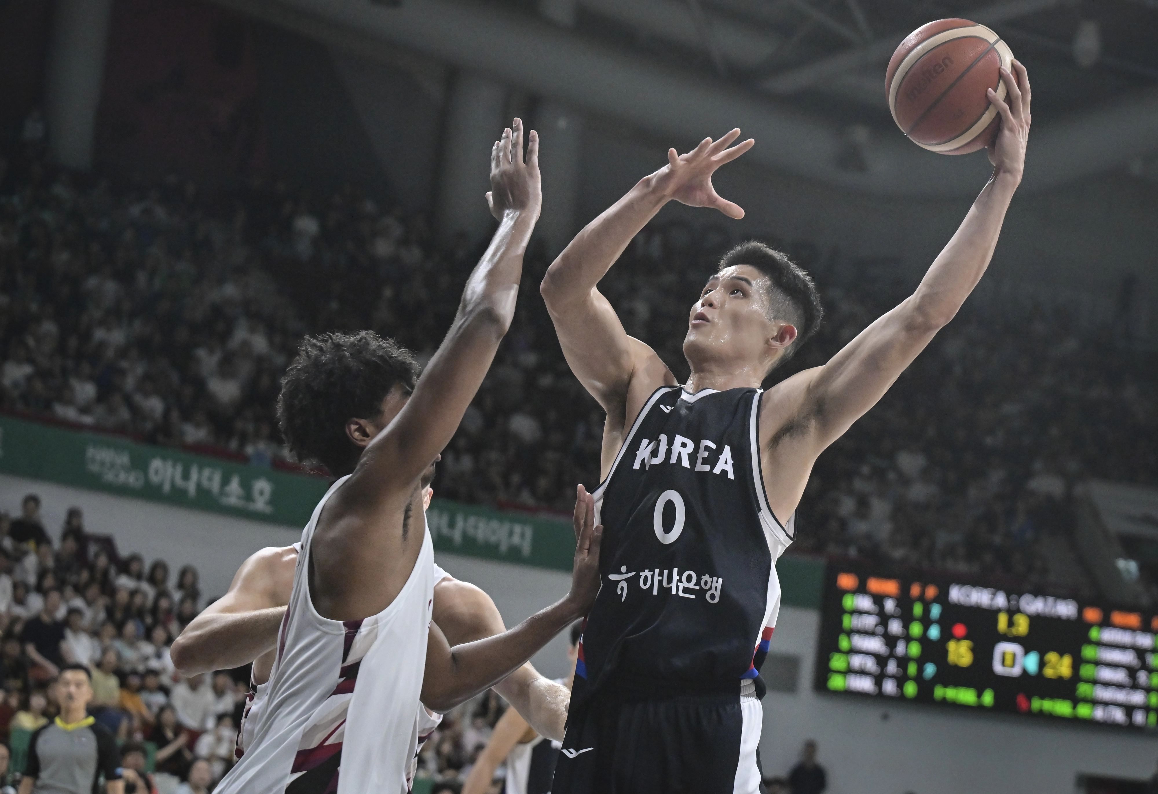 한국 농구 국가대표 하윤기가 20일 안양 정관장아레나에서 열린 2025 국가대표 평가전 카타르와의 4차전에서 슛하고 있다. 대한농구협회 제공
