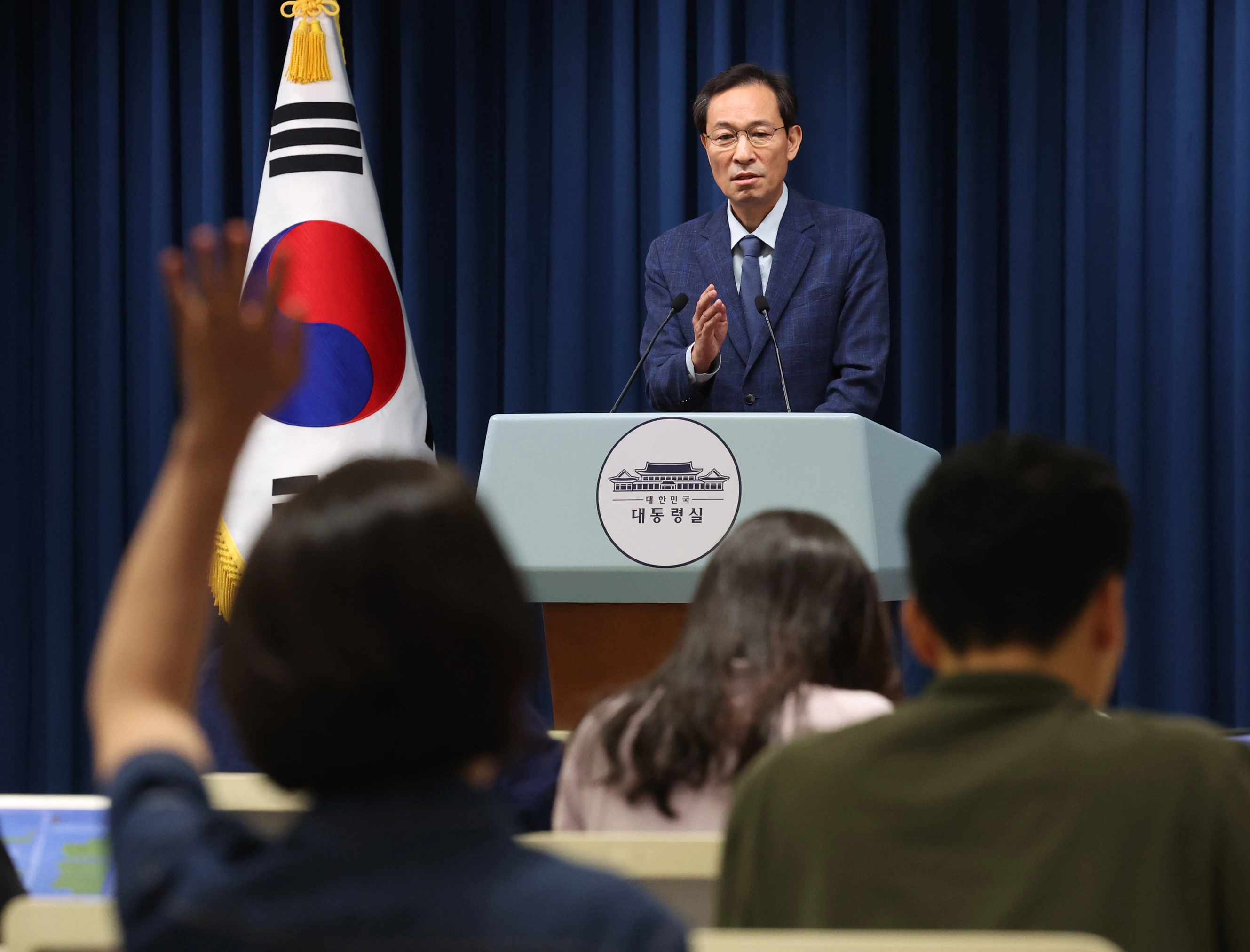 우상호 정무수석이 20일 용산 대통령실 기자회견장에서 이진숙 부총리 겸 교육부 장관 후보자 지명 철회 등 장관 인선 관련 브리핑을 한 후 취재진의 질문을 받고 있다.
연합뉴스