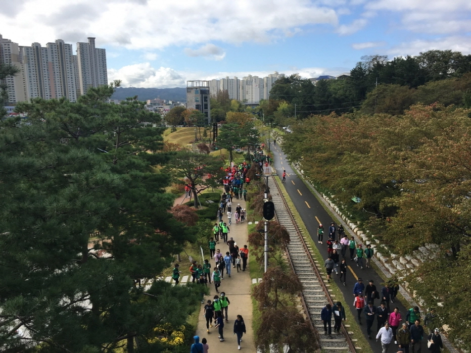 ‘그린웨이 프로젝트’로 조성된 철길숲을 거닐고 있는 경북 포항시민들.
포항시 제공