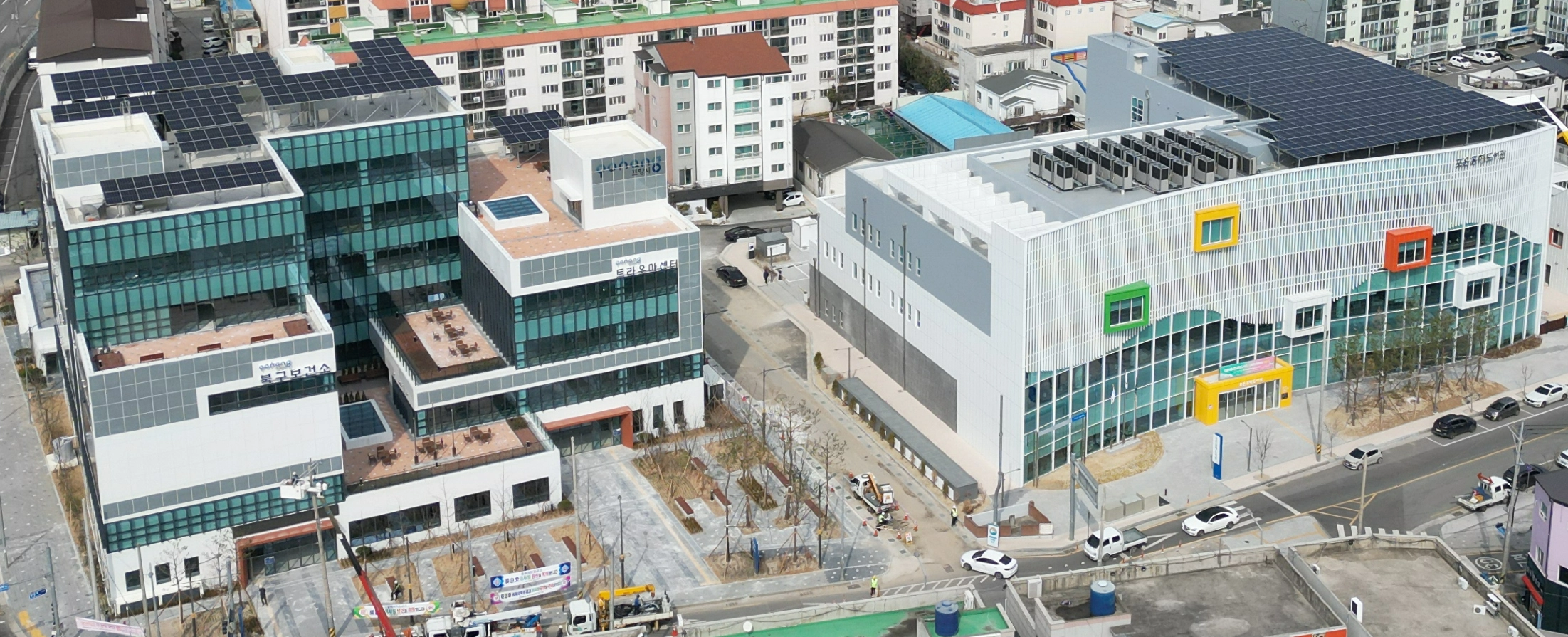 특별재생사업을 통해 조성된 포항북구보건소 및 트라우마센터(왼쪽)와 포은흥해도서관 및 흥해아이누리플라자(오른쪽).   
포항시 제공