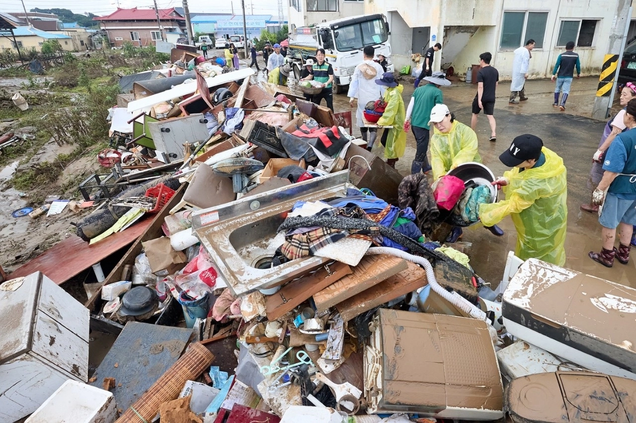 충남 아산시 공무원과 군, 경찰, 자원봉사자 등이 수해 복구 작업을 펼치고 있다. 시 제공