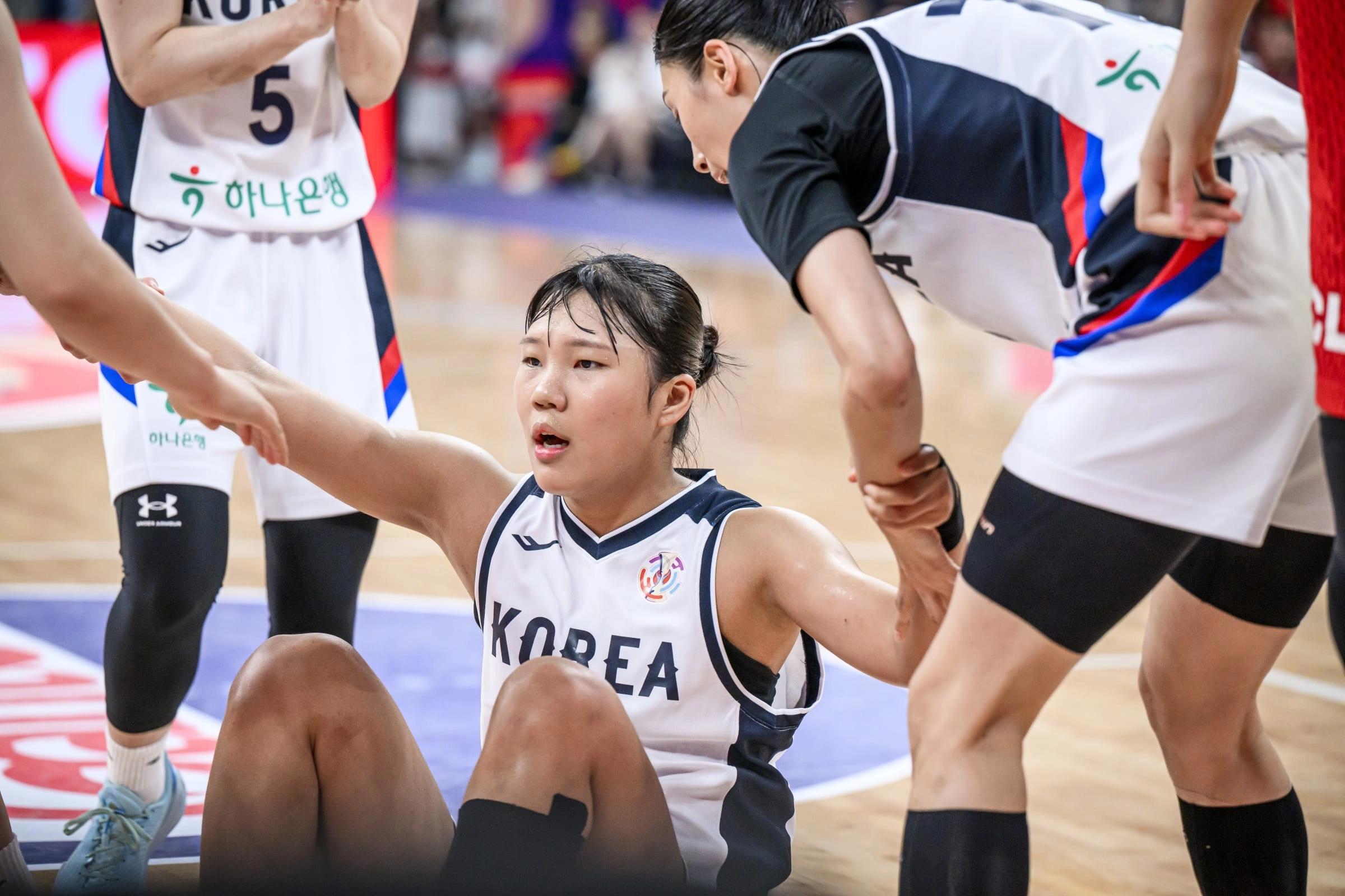 한국 여자농구 국가대표 박지현과 최이샘이 20일 중국 선전스포츠센터에서 열린 2025 국제농구연맹(FIBA) 아시아컵 중국과의 3, 4위 결정전에서 동료들에게 부축받고 있다. FIBA 제공