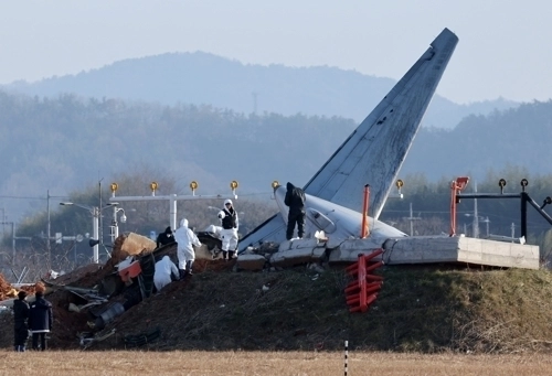 1일 오후 전남 무안군 무안국제공항 제주항공 여객기 참사 현장에서 국토부 항공철도사고조사위원회 관계자 등이 방위각시설(로컬라이저)이 있는 콘크리트 둔덕을 살피고 있다. 연합뉴스