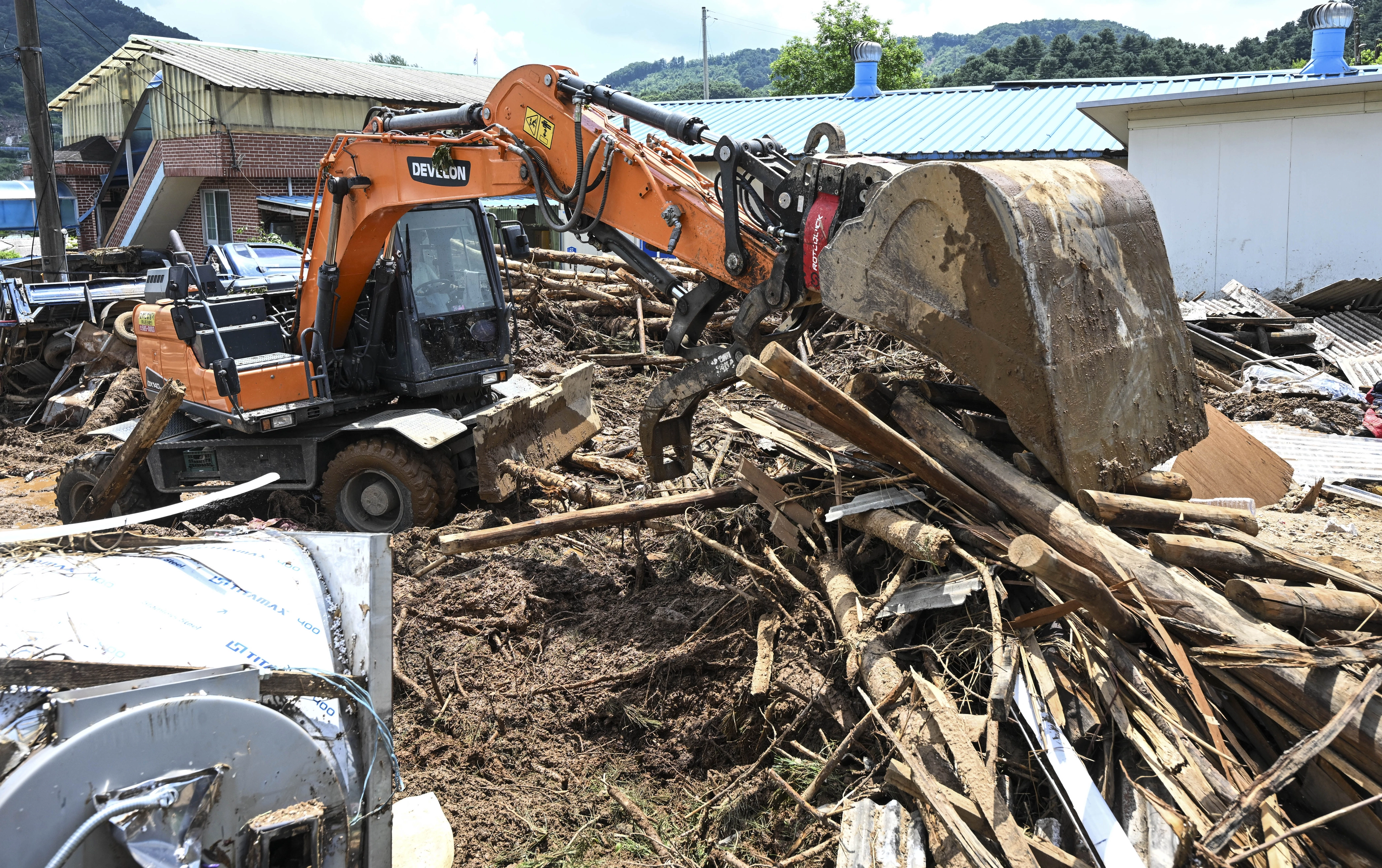 21일 폭우로 아수라장이 된 경기 가평군 조종면 신상3리 마을에서 포클레인이 복구작업을 벌이고 있다. 2025.7.21 이지훈 기자
