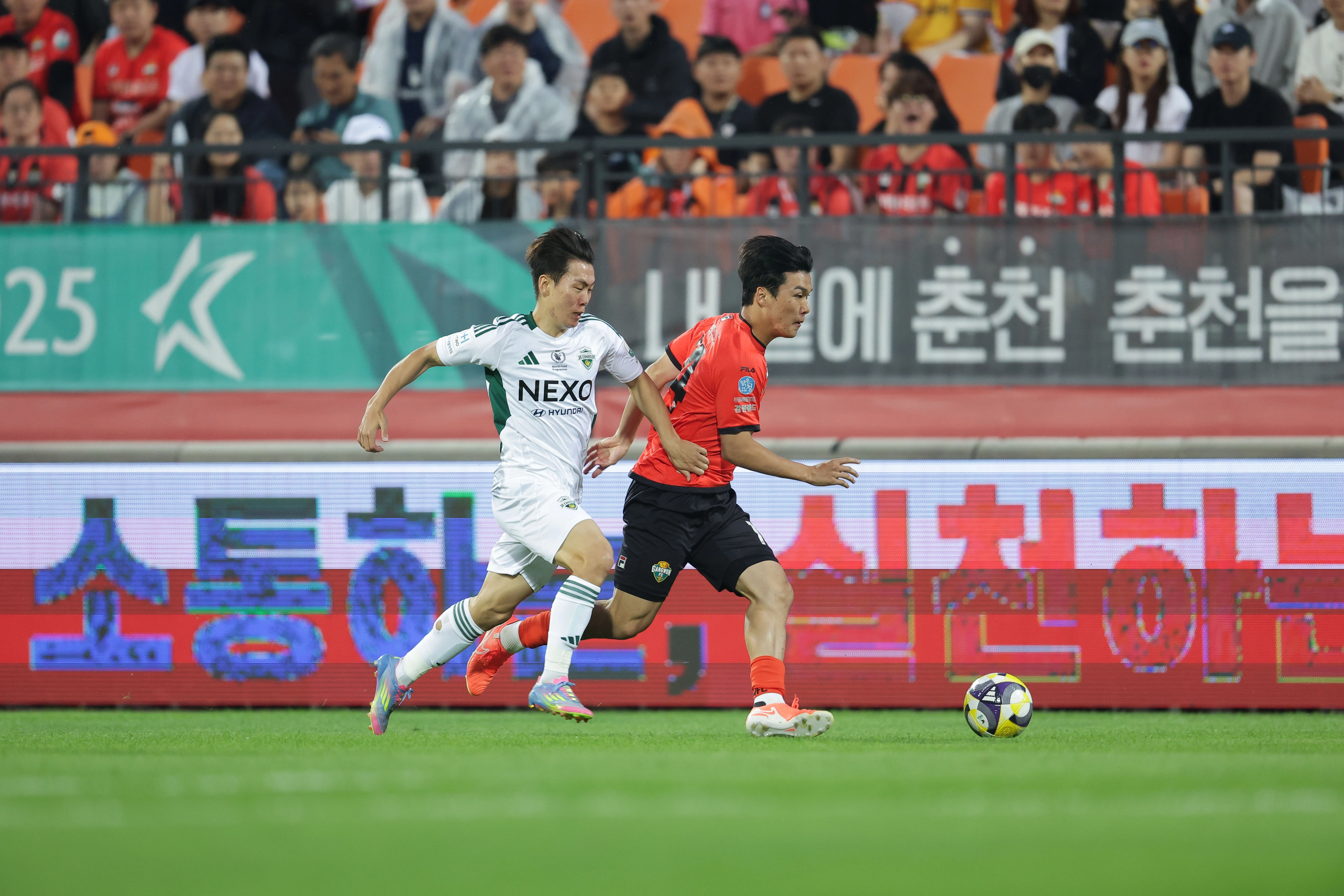 강상윤(전북, 왼쪽)과 김대우(강원). 한국프로축구연맹 제공