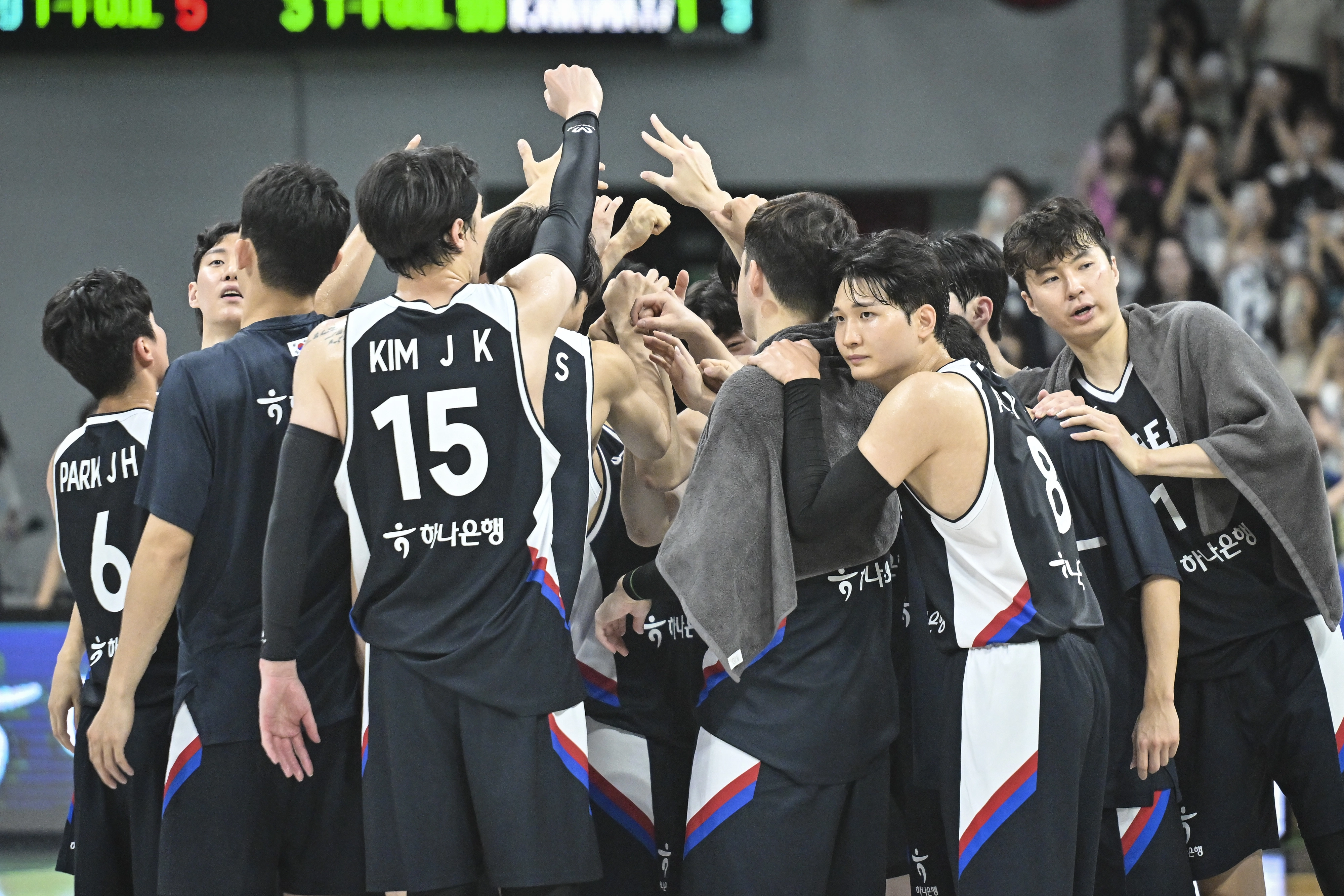 한국 남자농구 국가대표팀이 13일 안양 정관장아레나에서 열린 2025 평가전 일본과의 2차전에서 84-69로 승리한 뒤 기뻐하고 있다. 대한농구협회 제공