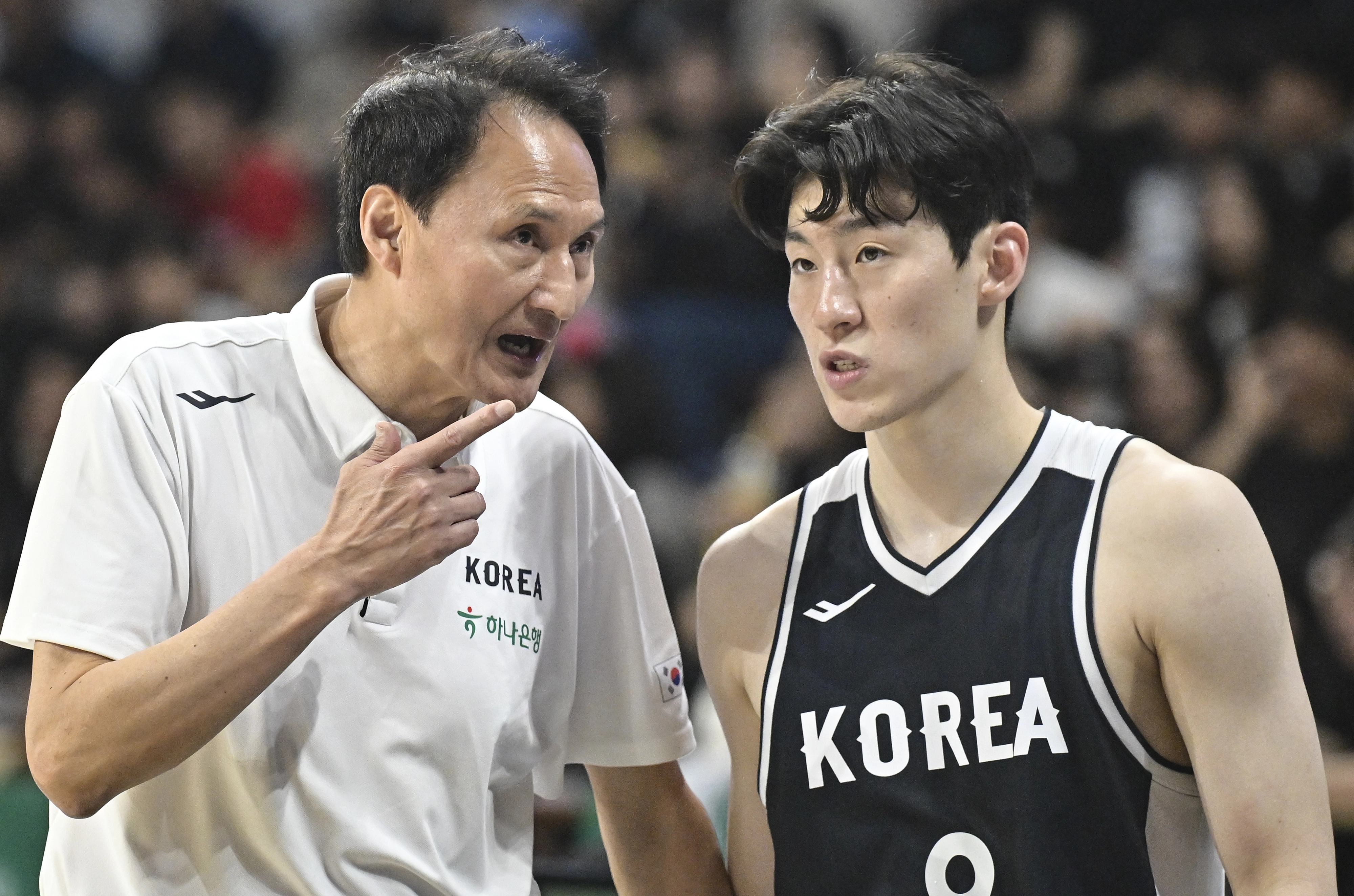 안준호 한국 남자농구 국가대표팀 감독이 13일 안양 정관장아레나에서 열린 2025 평가전 일본과의 2차전에서 이정현에게 작전을 지시하고 있다. 대한농구협회 제공