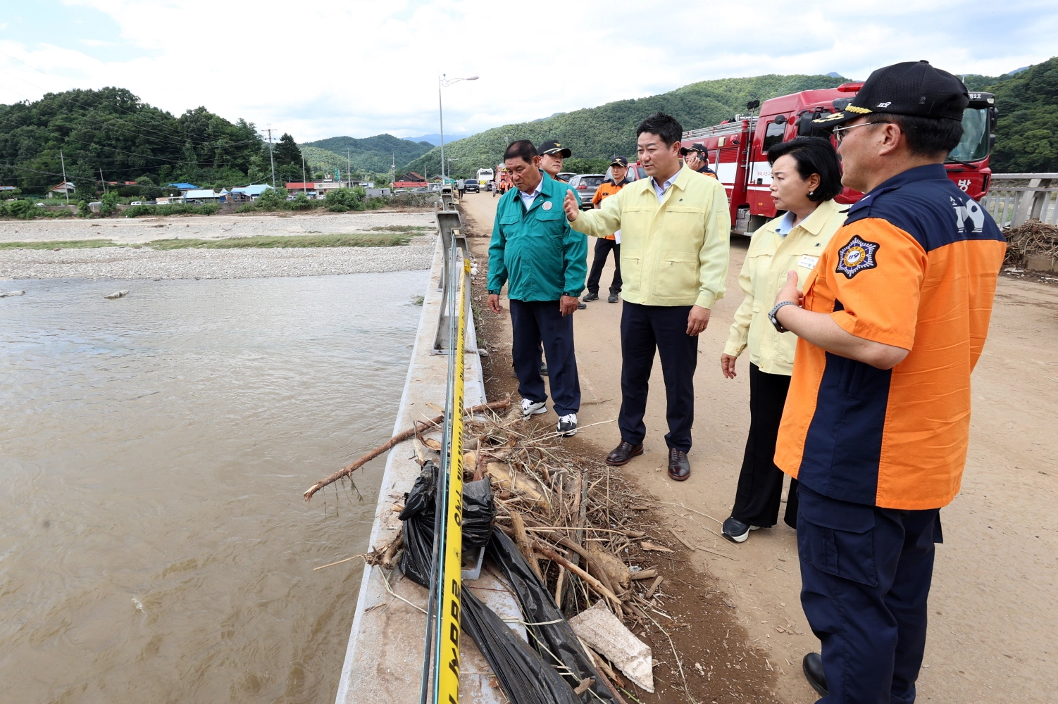 경기도의회 의장단이 가평군 조종면 일대 피해 현장을 둘러보며 관계자와 대화를 나누고 있다. (사진=경기도의회)