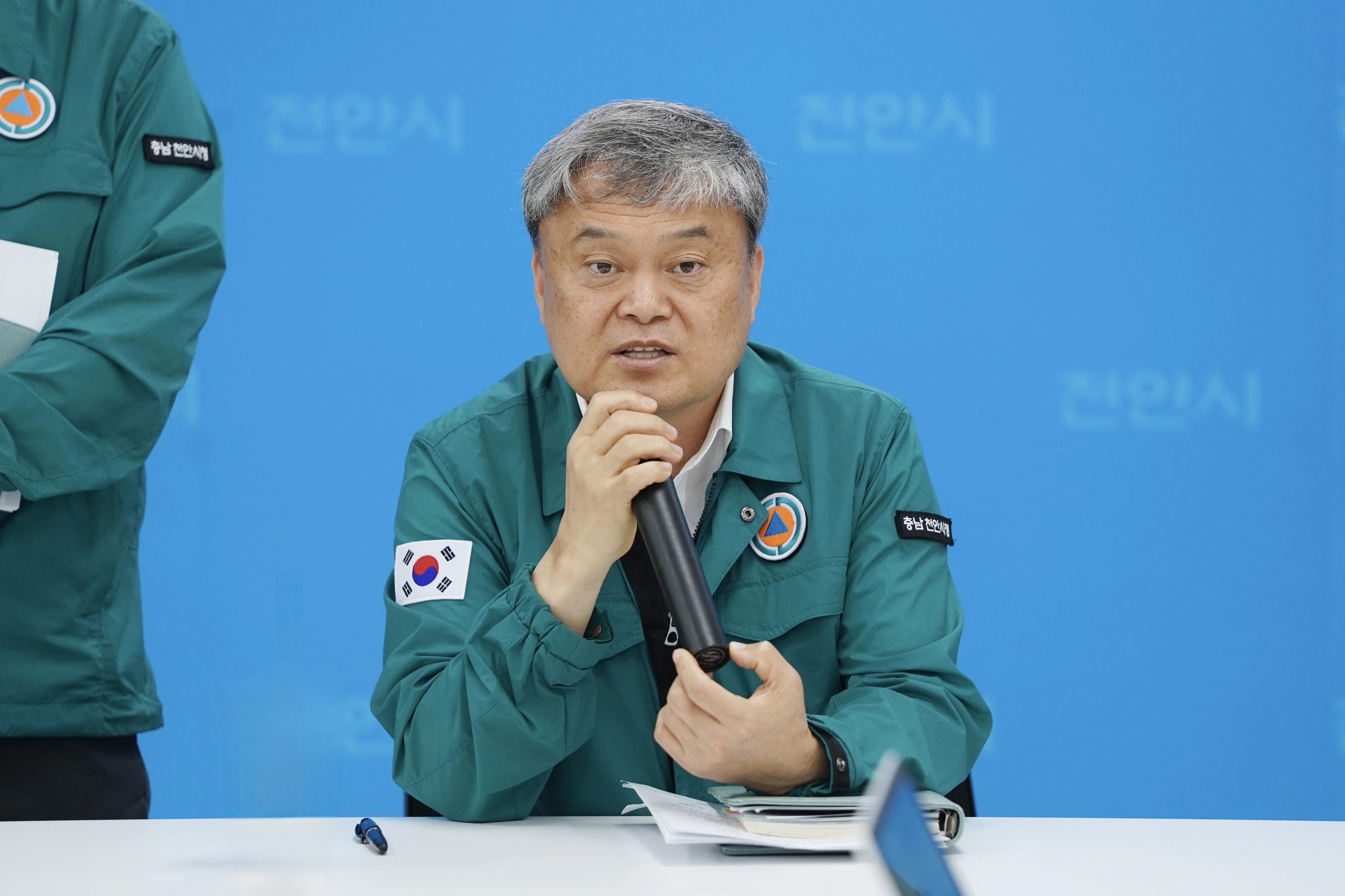 최광복 천안시 건설안전교통국장이 21일 천안역사 증개축사업 착공식 취소 이유를 설명하고 있다. 시 제공