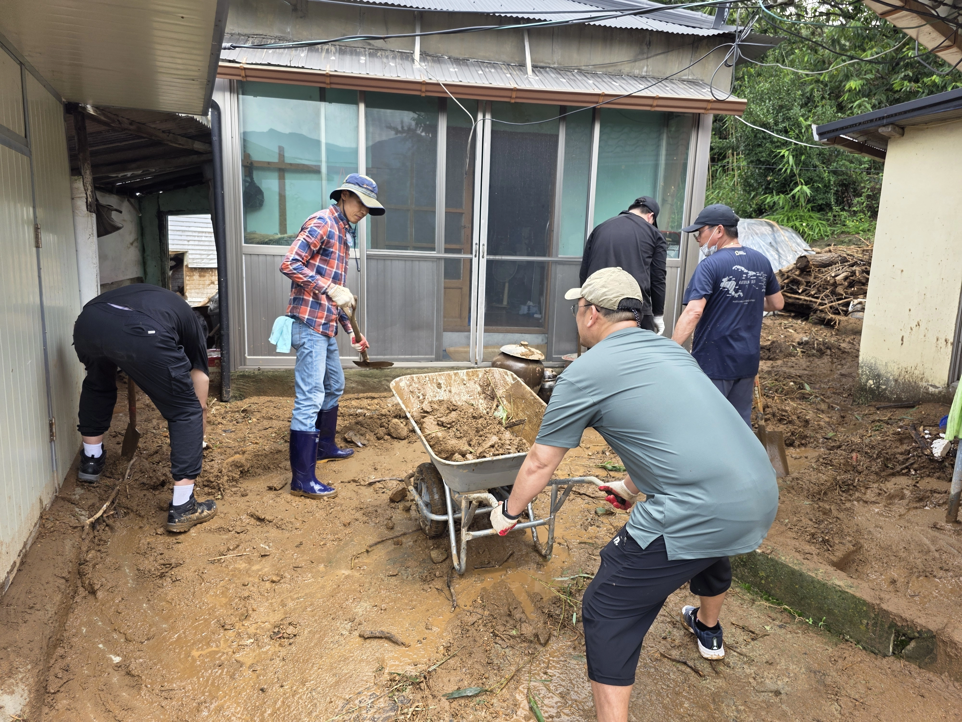 경남 산청군 산청읍에서 수해 복구 작업이 한창이다. 2025.7.21. 경남도 제공