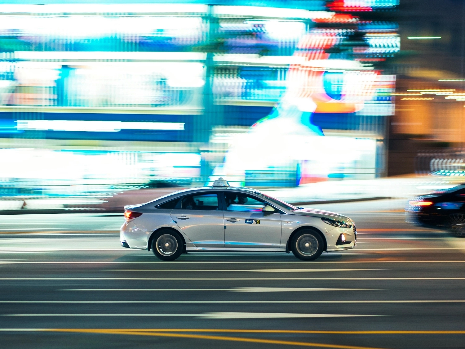 서울 도심을 달리는 택시. 펙셀스