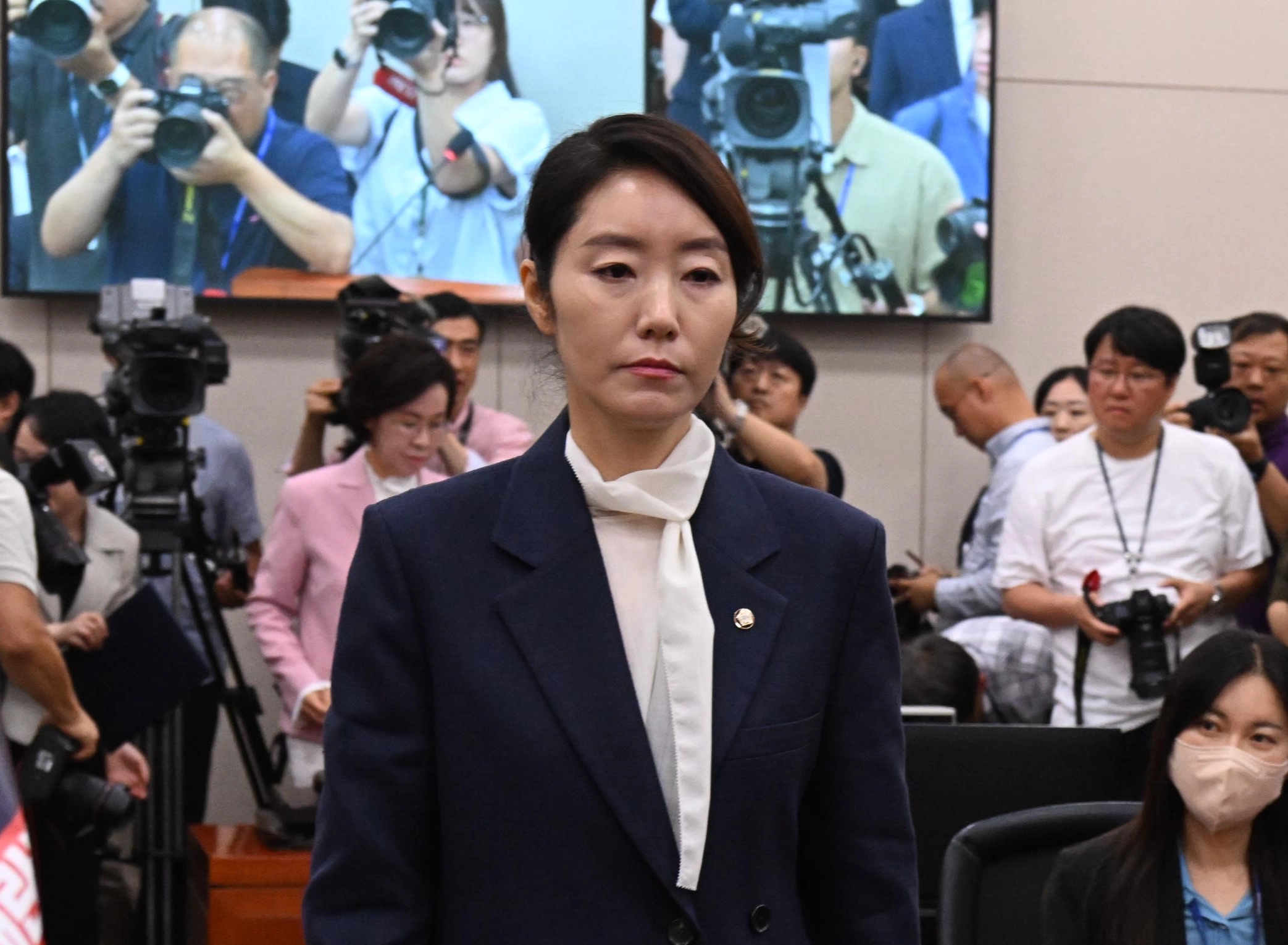 강선우  강선우 여성가족부 장관 후보자가 14일 서울 여의도 국회에서 열린 여성가족위원회의 인사청문회에서 선서문을 전달하고  자리로 돌아가고 있다. 2025.7.14.안주영 전문기자