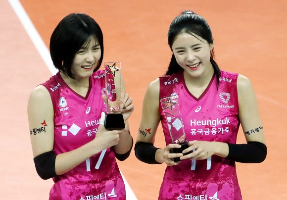 2021년 2월 2020~21시즌 프로배구 V리그 여자부 흥국생명에서 활약했던 이재영과 이다영의 모습. 연합뉴스